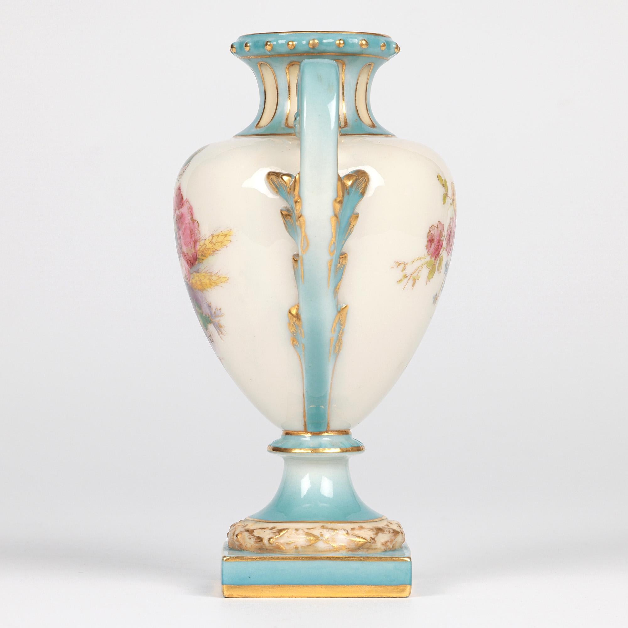 Vaso in porcellana a due manici dipinto con fiori di Royal Worcester in vendita 11