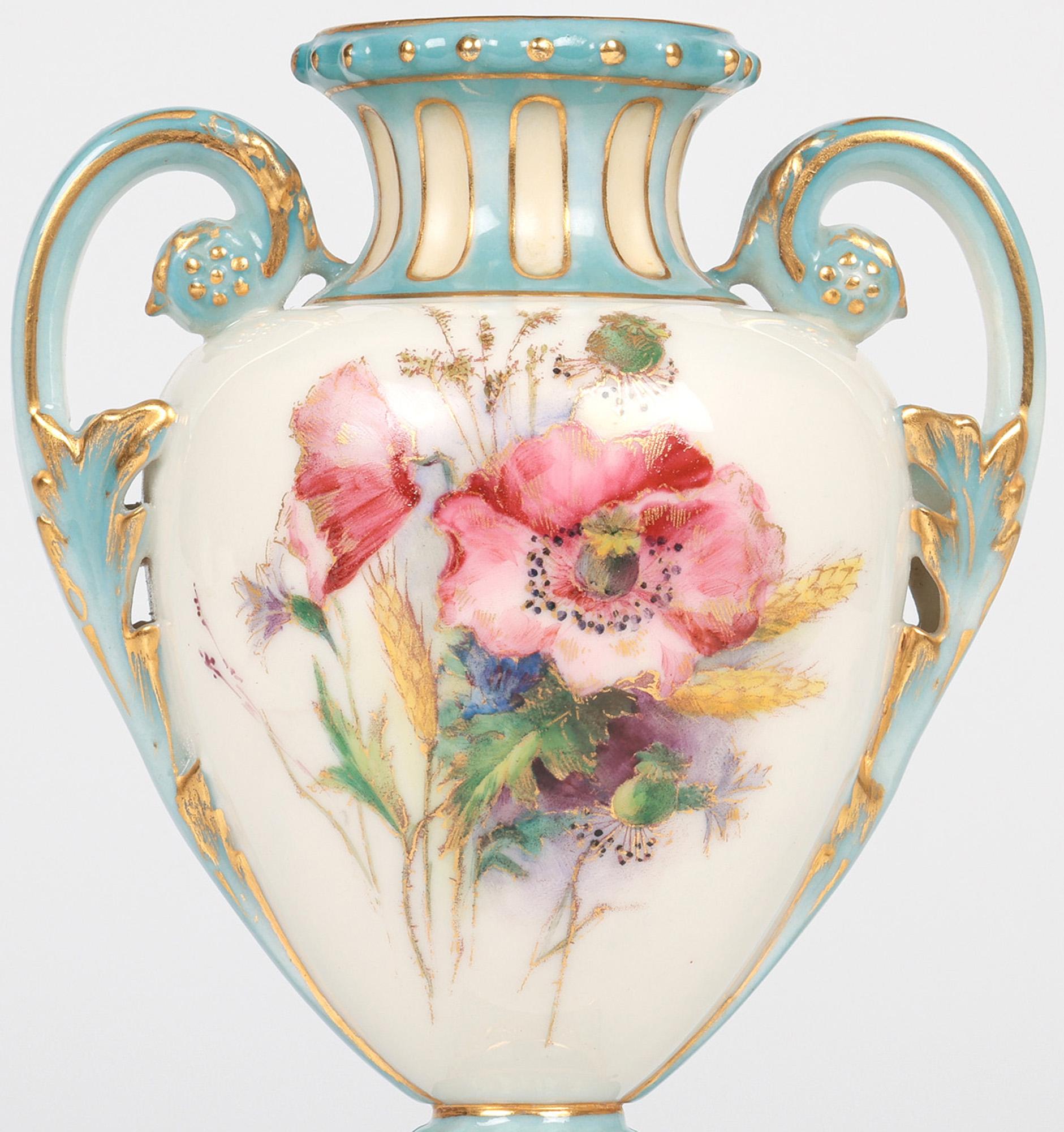 Un raffinato vaso a due manici dell'Aesthetic Movement Royal Worcester, dipinto a mano con disegni floreali e datato 1899. Il piccolo ed elegante vaso in porcellana poggia su una base quadrata con uno stelo stretto montato su un piede a forma di