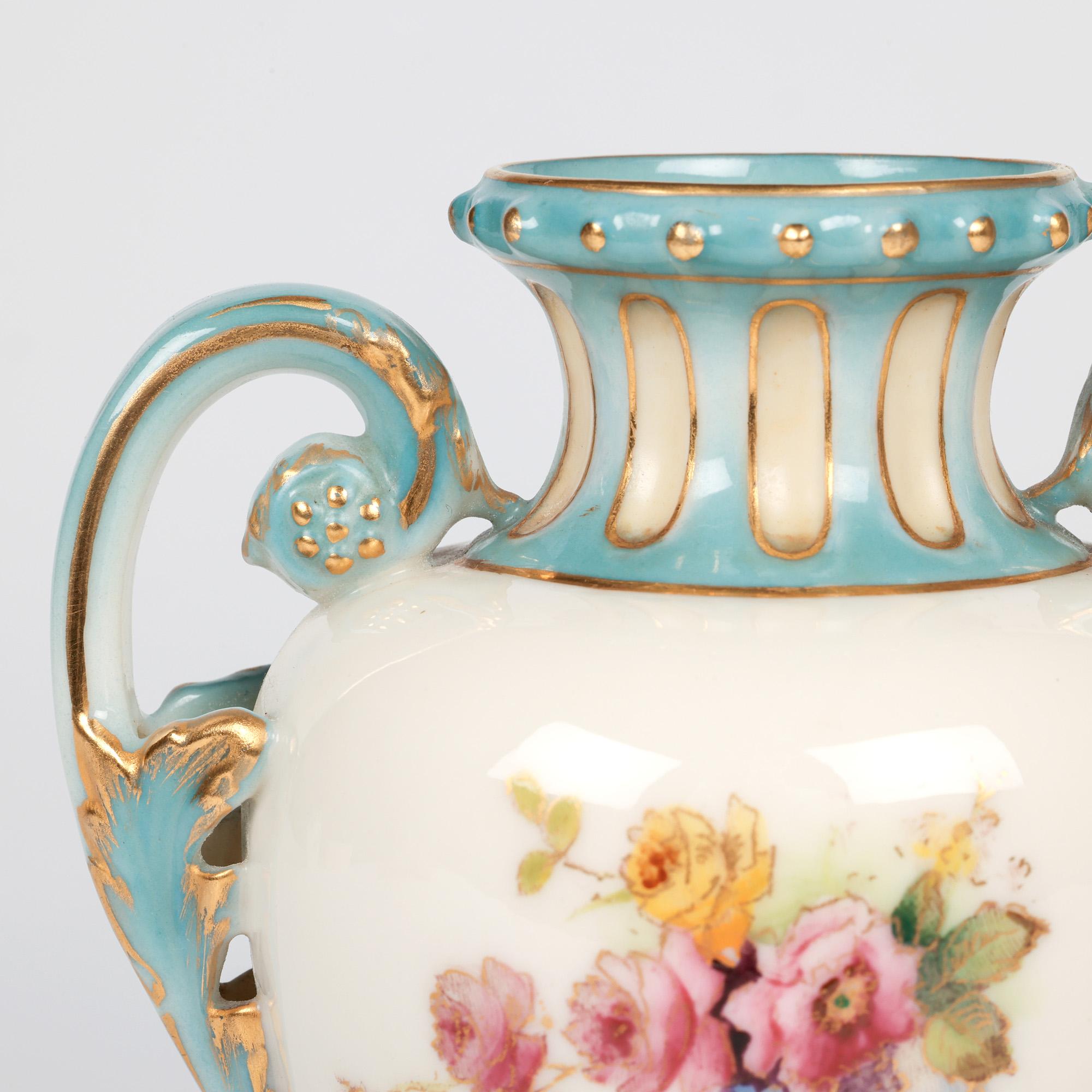 Estetismo Vaso in porcellana a due manici dipinto con fiori di Royal Worcester in vendita