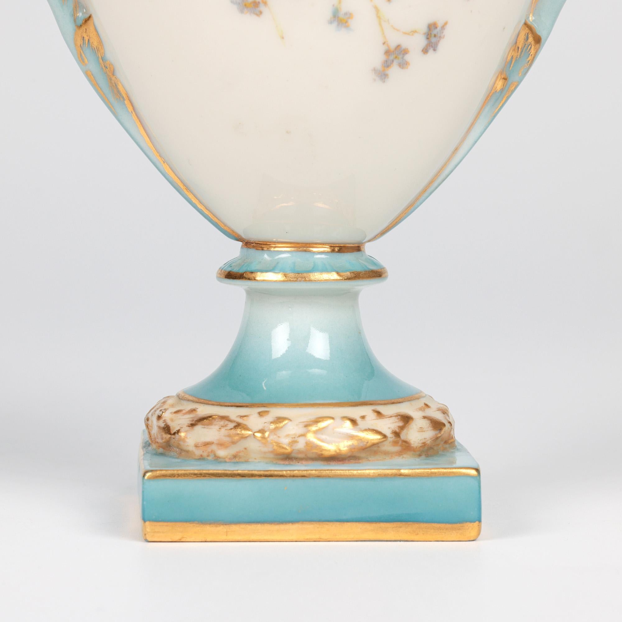 Inglese Vaso in porcellana a due manici dipinto con fiori di Royal Worcester in vendita