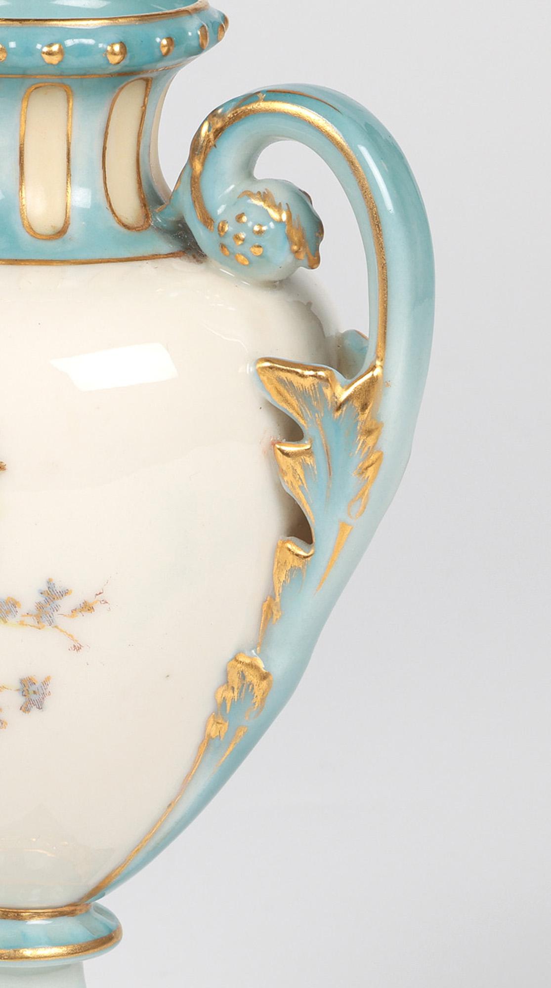 Dorato Vaso in porcellana a due manici dipinto con fiori di Royal Worcester in vendita