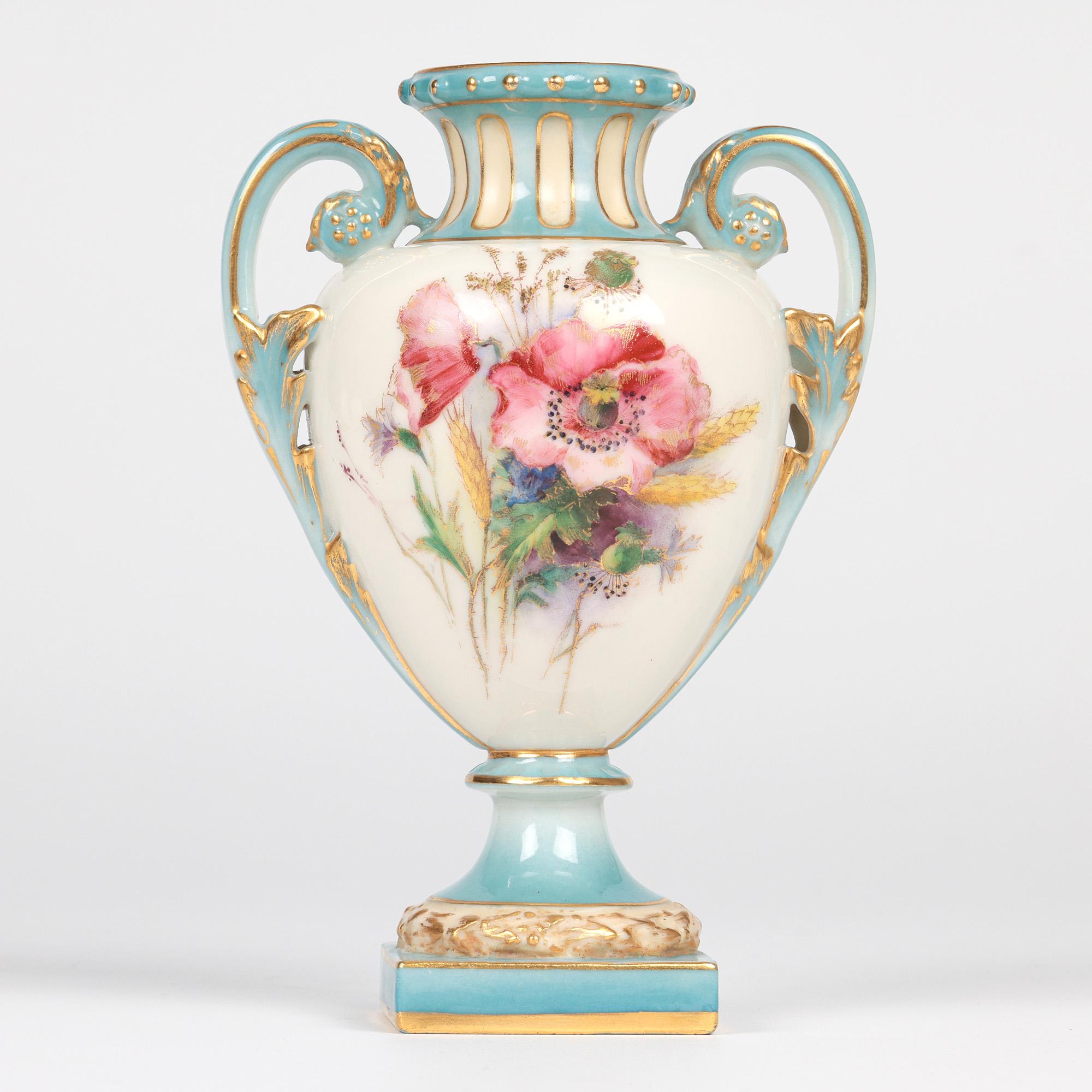 Vaso in porcellana a due manici dipinto con fiori di Royal Worcester In condizioni buone in vendita a Bishop's Stortford, Hertfordshire