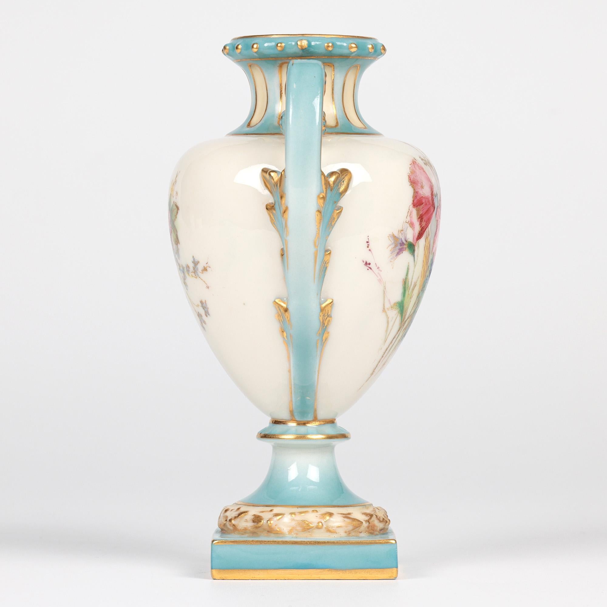 Porcellana Vaso in porcellana a due manici dipinto con fiori di Royal Worcester in vendita