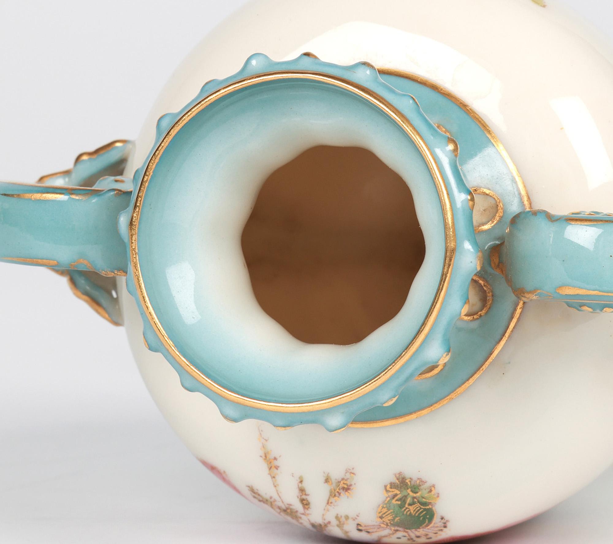 Vaso in porcellana a due manici dipinto con fiori di Royal Worcester in vendita 1