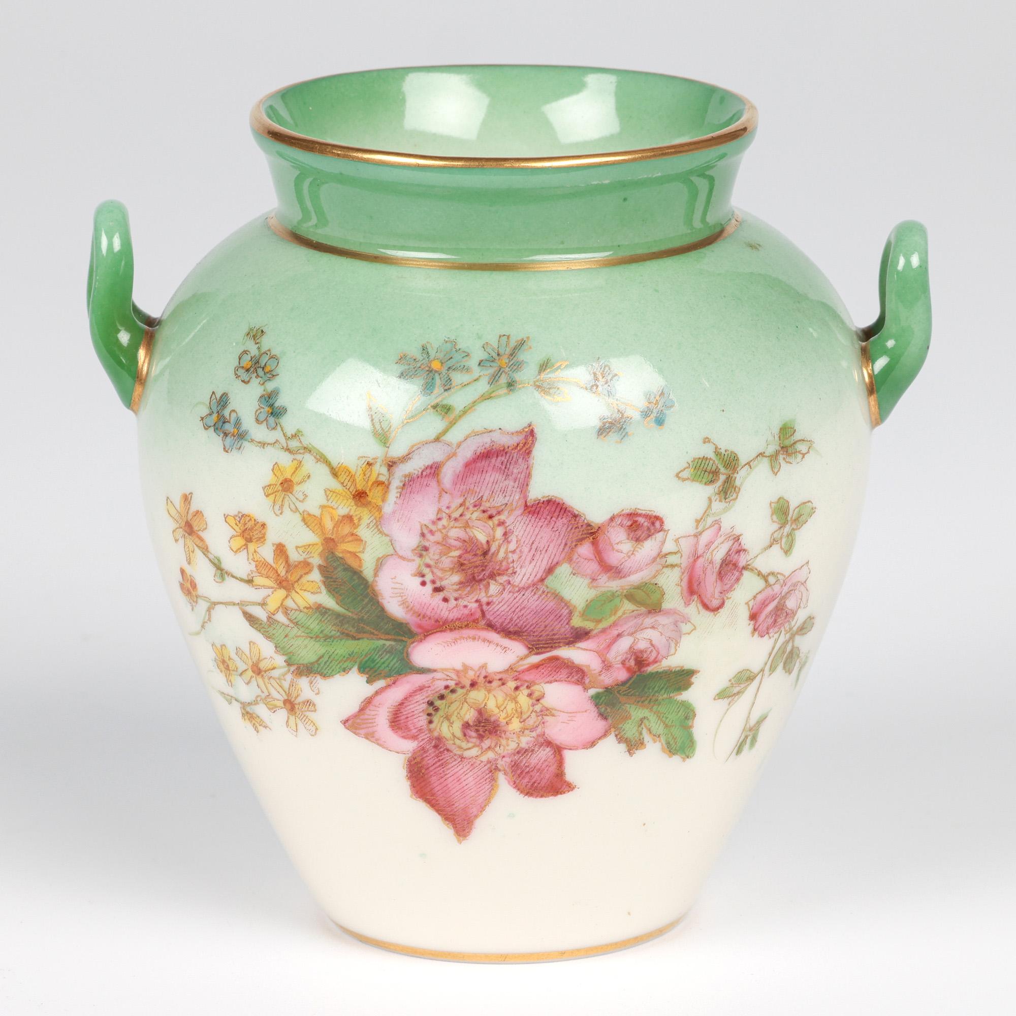 Vaso a forma di urna in porcellana a due manici di Royal Worcester dipinto con motivi floreali in vendita 3