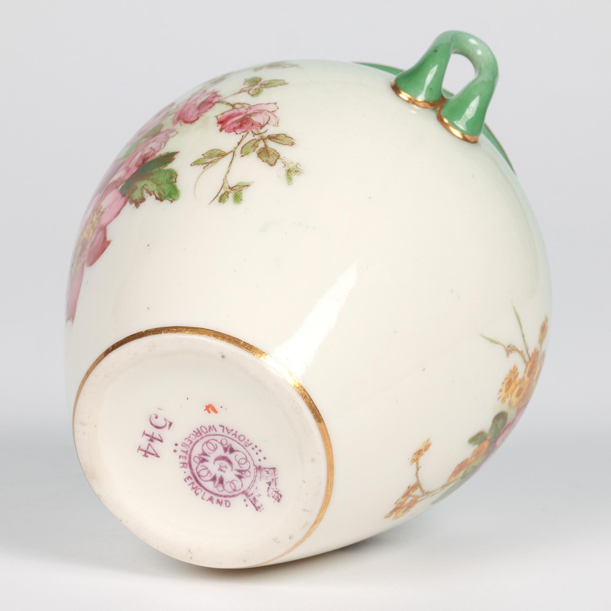 Vaso a forma di urna in porcellana a due manici di Royal Worcester dipinto con motivi floreali in vendita 4
