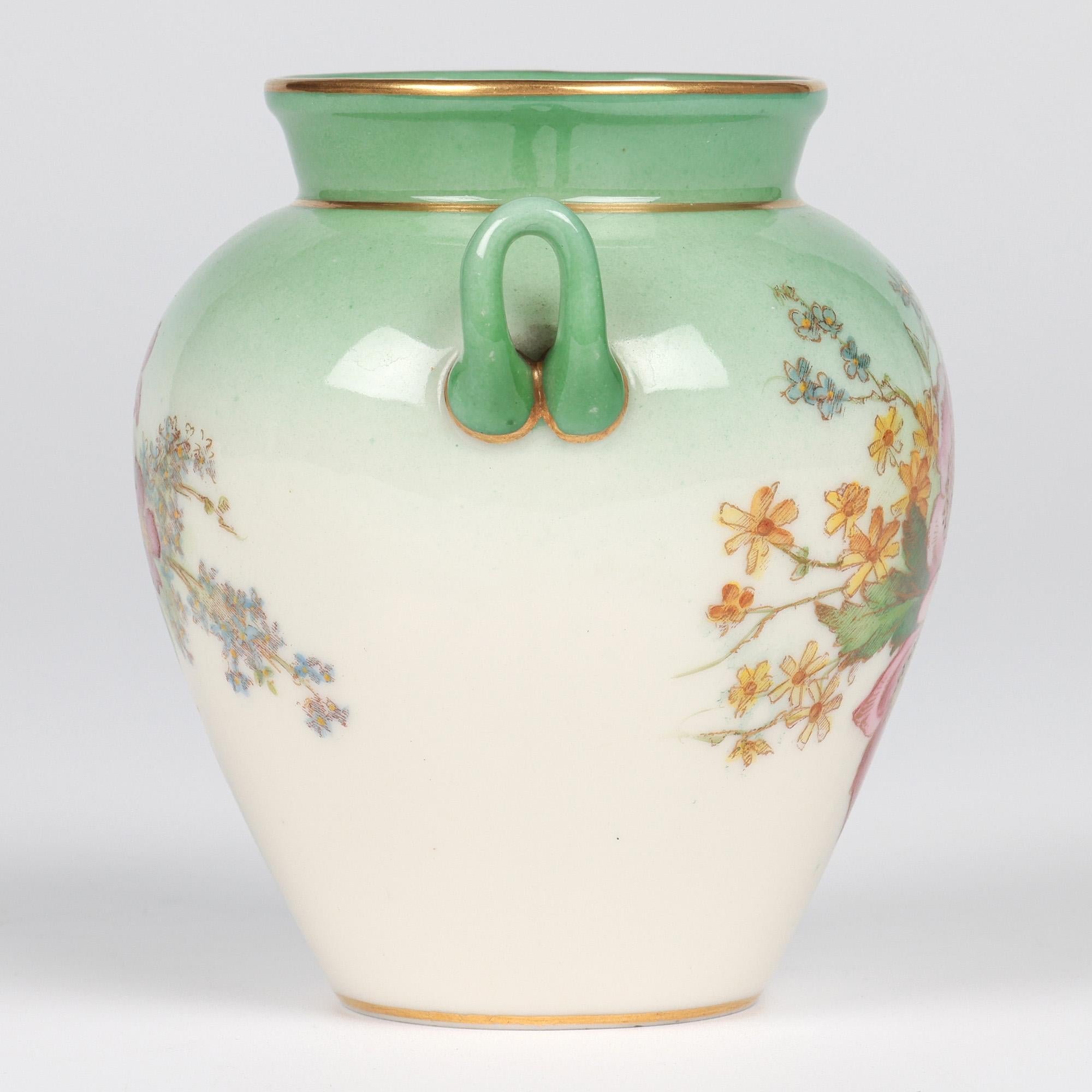 Vaso a forma di urna in porcellana a due manici di Royal Worcester dipinto con motivi floreali in vendita 5