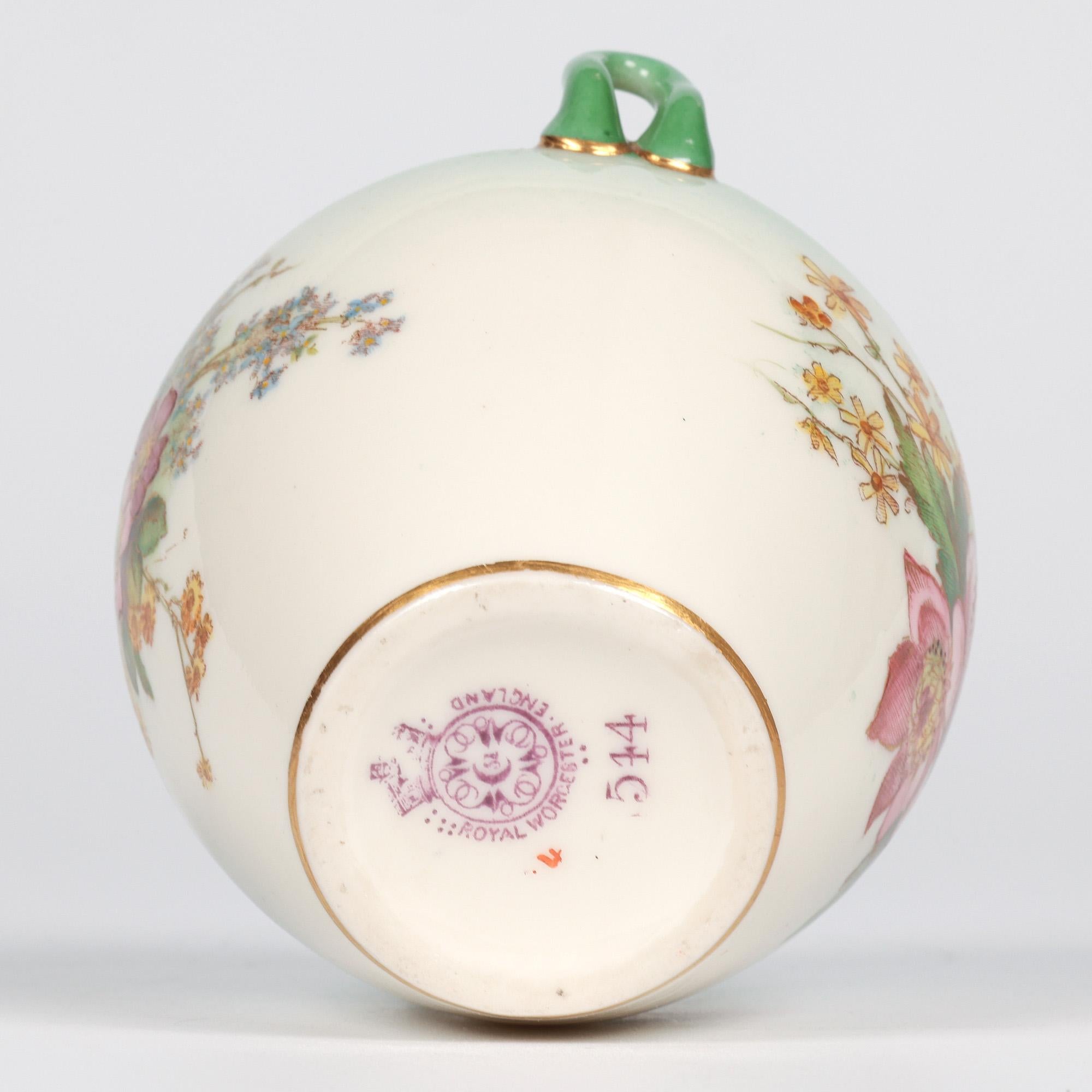 Vaso a forma di urna in porcellana a due manici di Royal Worcester dipinto con motivi floreali in vendita 6