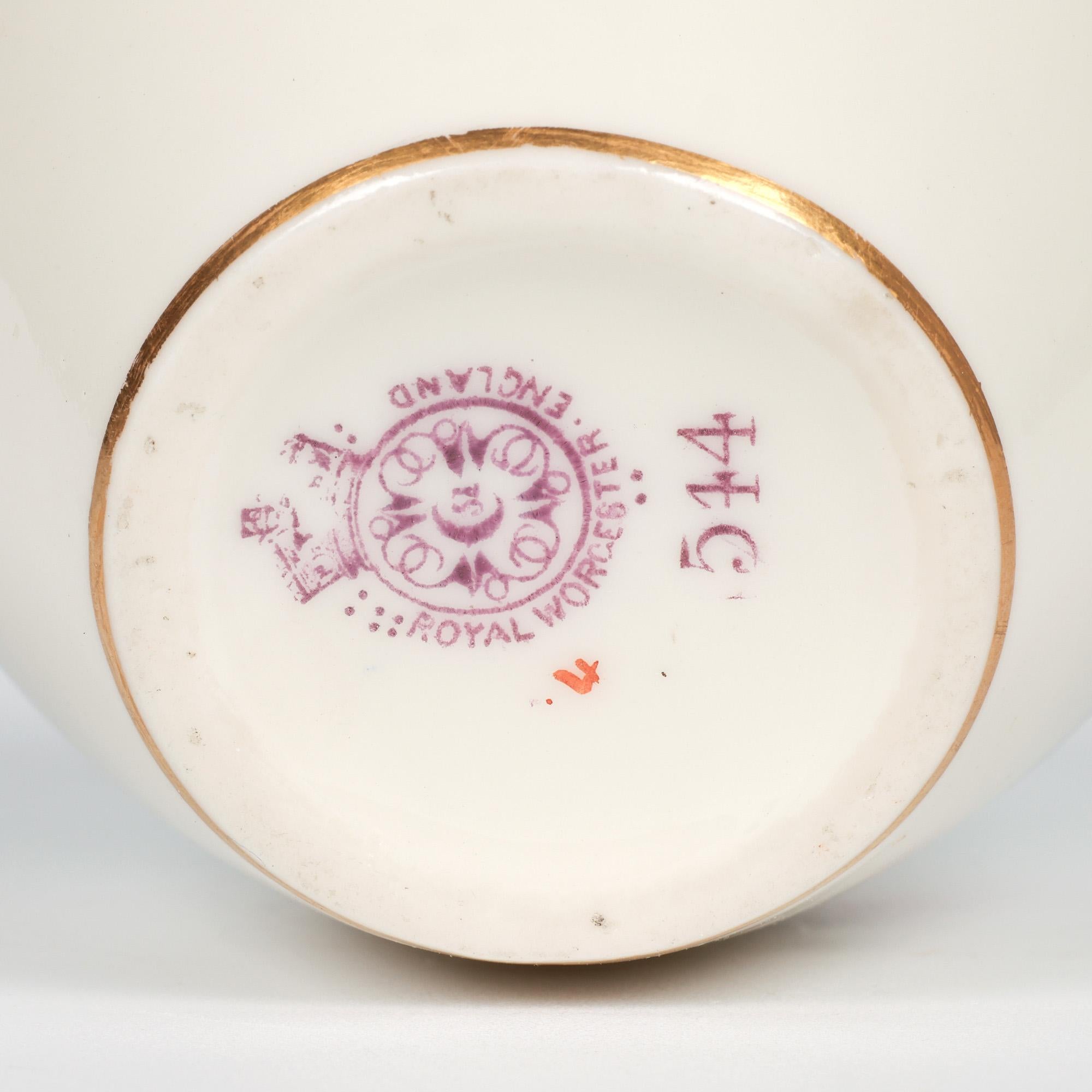 Vaso a forma di urna in porcellana a due manici di Royal Worcester dipinto con motivi floreali in vendita 7
