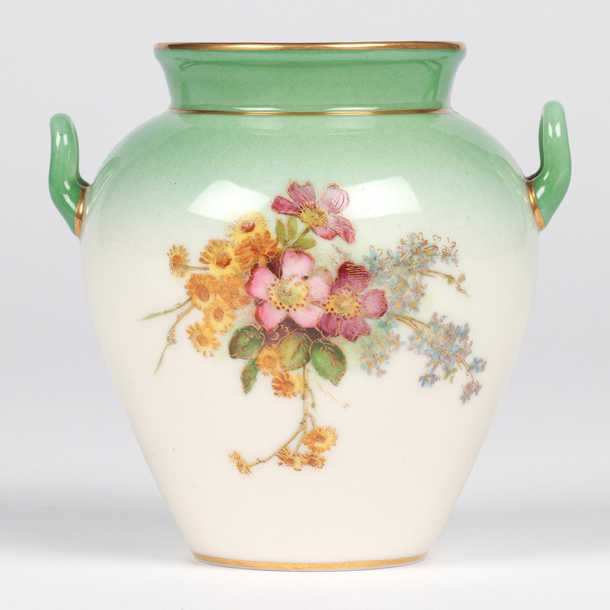 Vaso a forma di urna in porcellana a due manici di Royal Worcester dipinto con motivi floreali in vendita 8