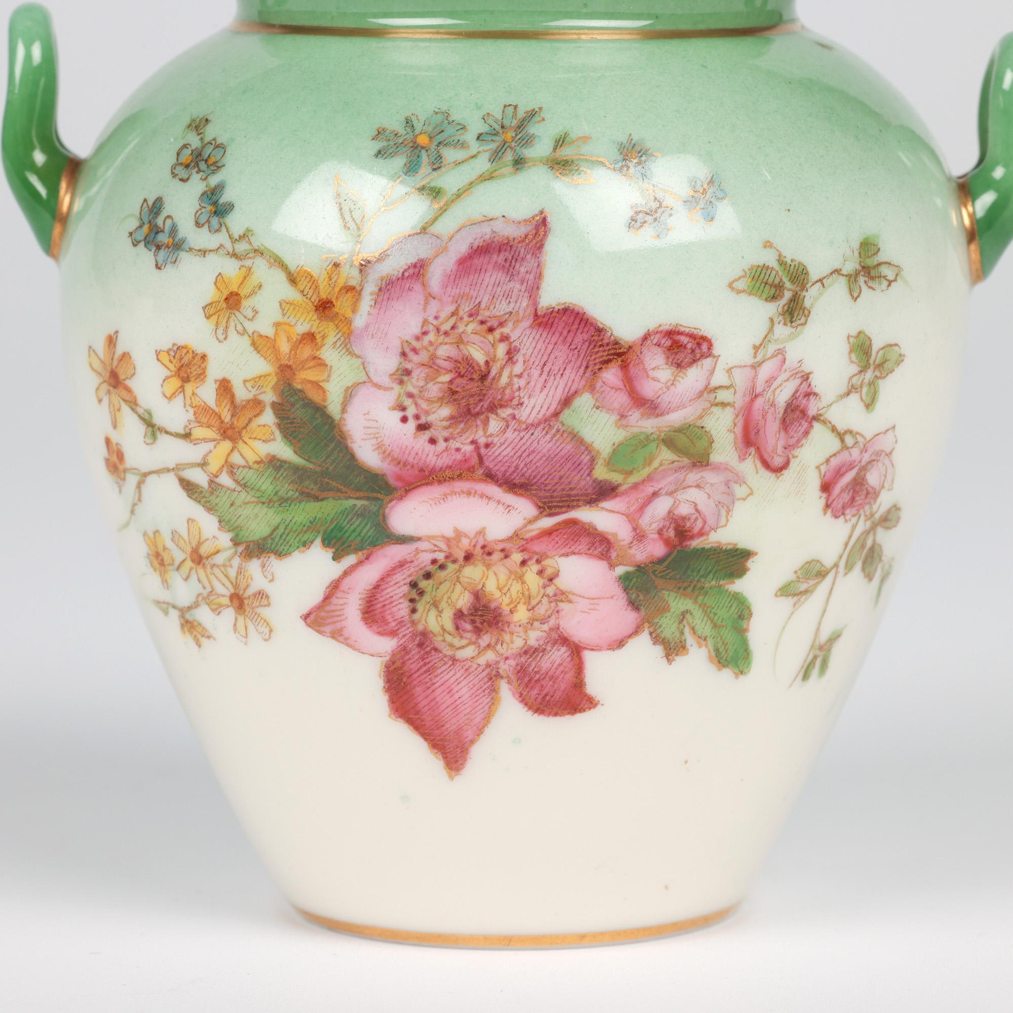 Art Nouveau Vaso a forma di urna in porcellana a due manici di Royal Worcester dipinto con motivi floreali in vendita