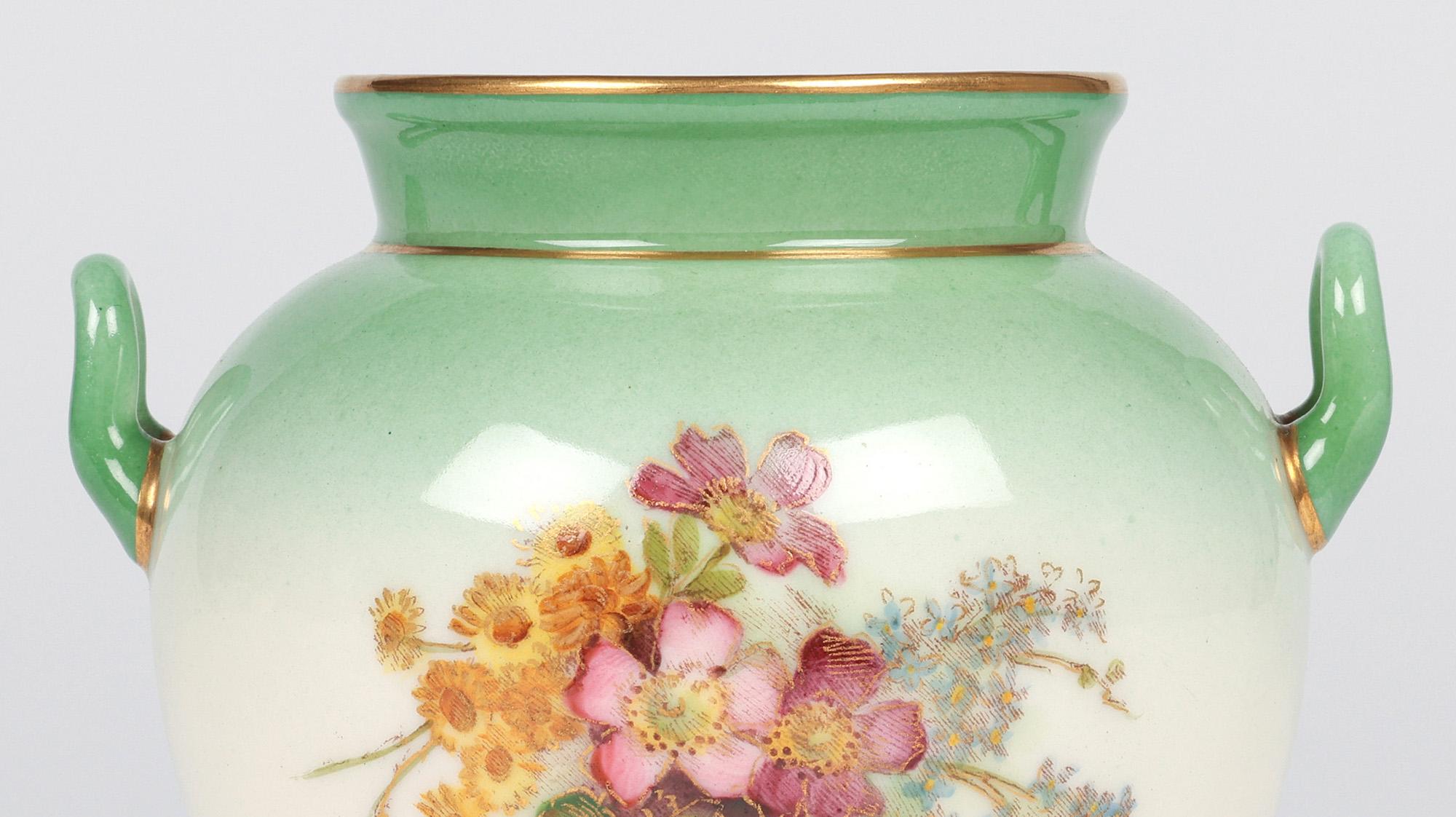 Inglese Vaso a forma di urna in porcellana a due manici di Royal Worcester dipinto con motivi floreali in vendita