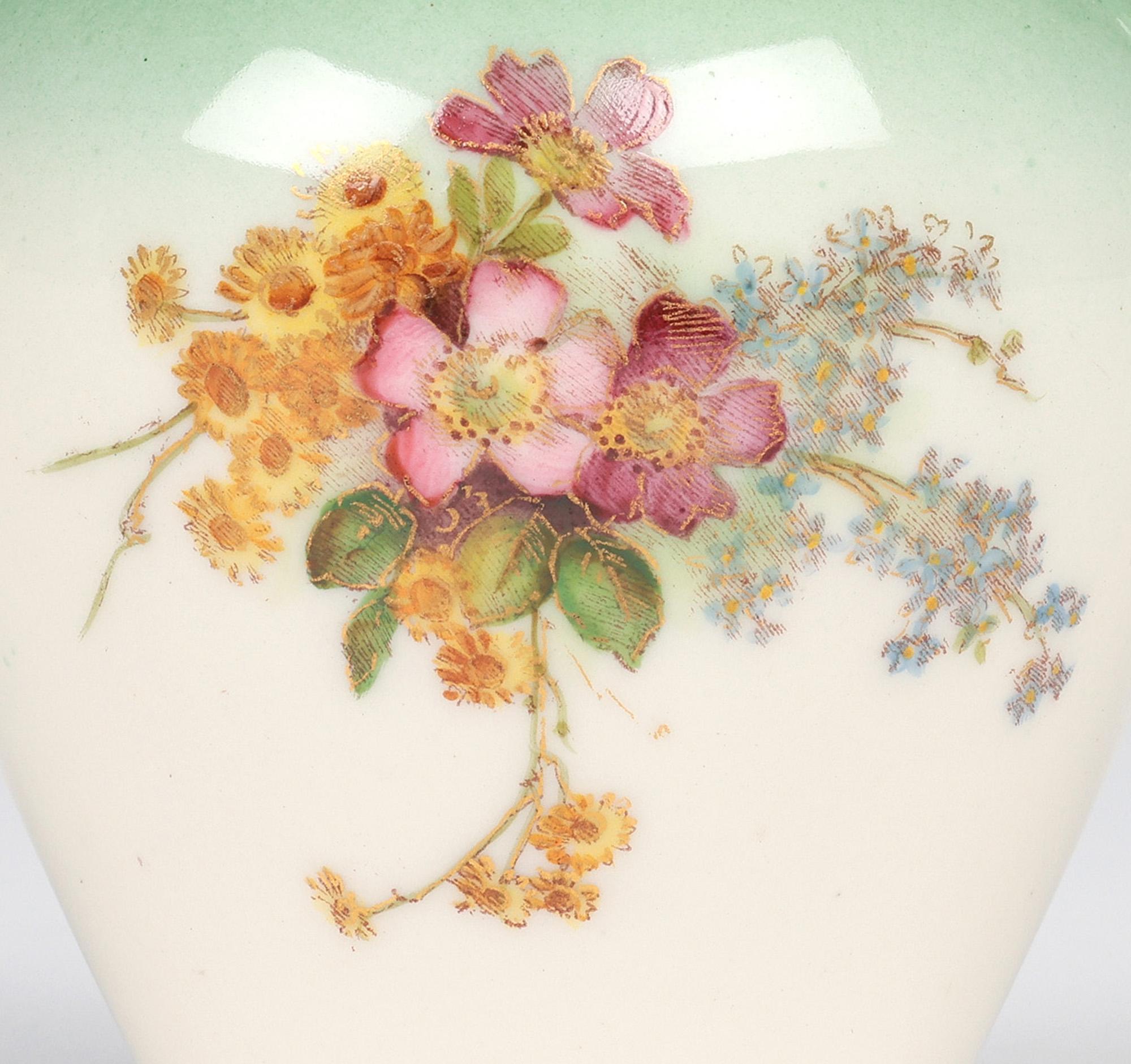 Dorato Vaso a forma di urna in porcellana a due manici di Royal Worcester dipinto con motivi floreali in vendita