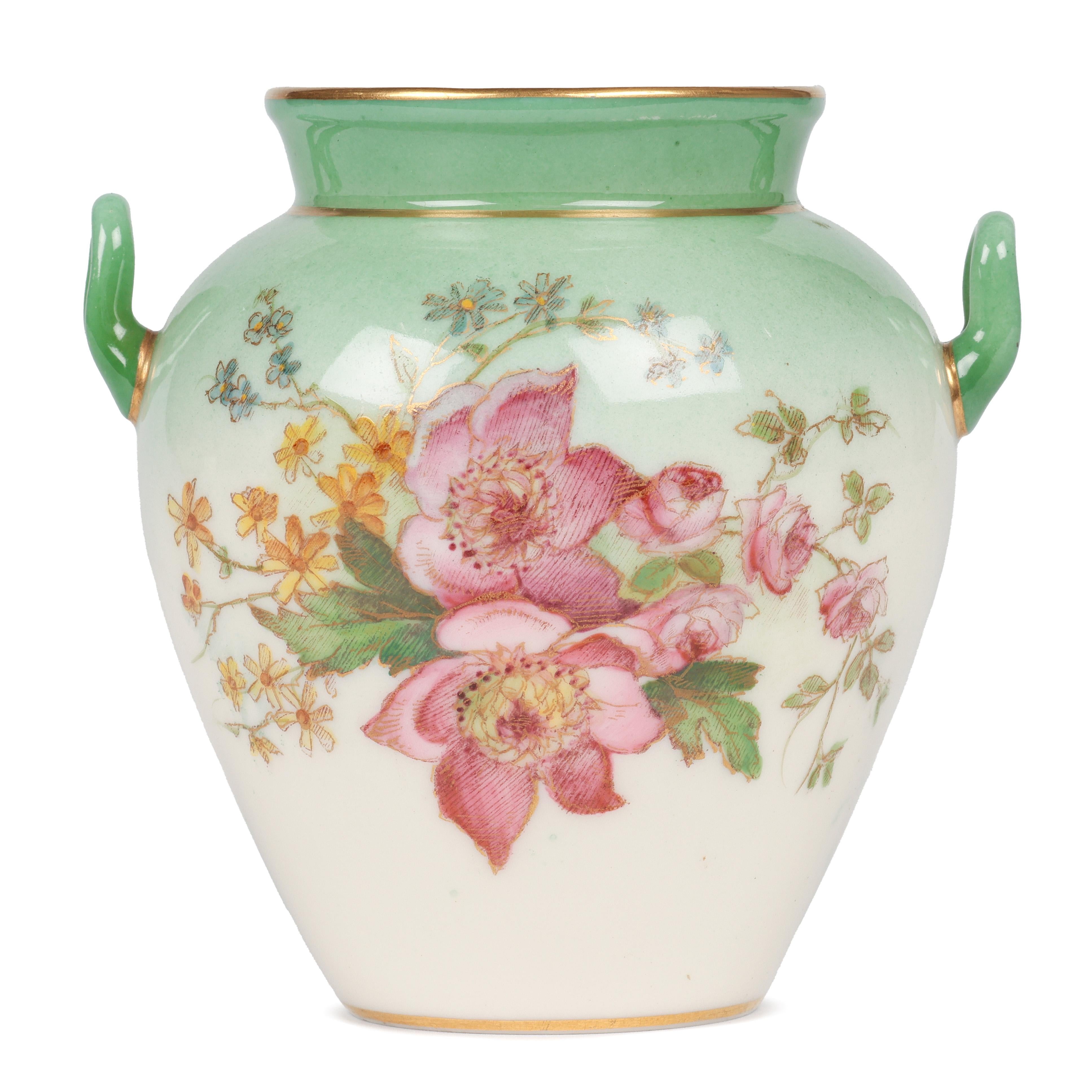 Vaso a forma di urna in porcellana a due manici di Royal Worcester dipinto con motivi floreali In condizioni buone in vendita a Bishop's Stortford, Hertfordshire