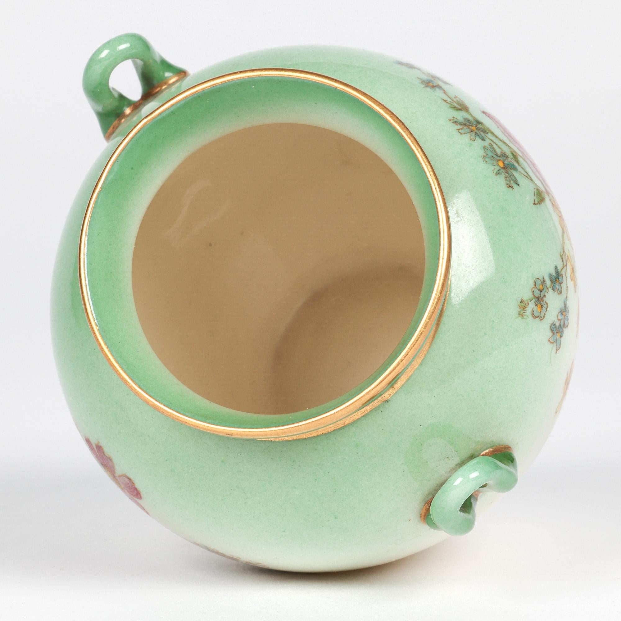 Inizio XX secolo Vaso a forma di urna in porcellana a due manici di Royal Worcester dipinto con motivi floreali in vendita