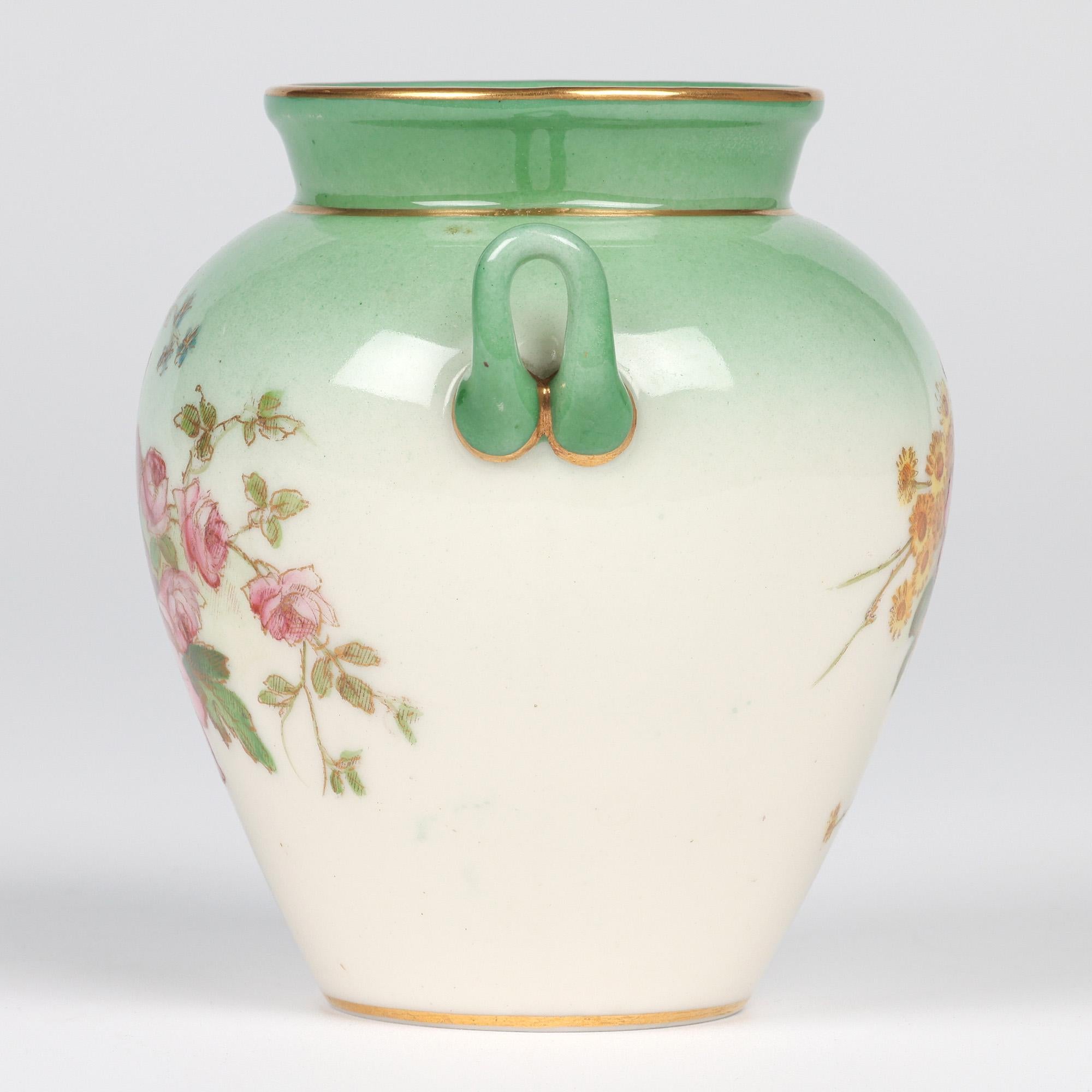 Porcellana Vaso a forma di urna in porcellana a due manici di Royal Worcester dipinto con motivi floreali in vendita