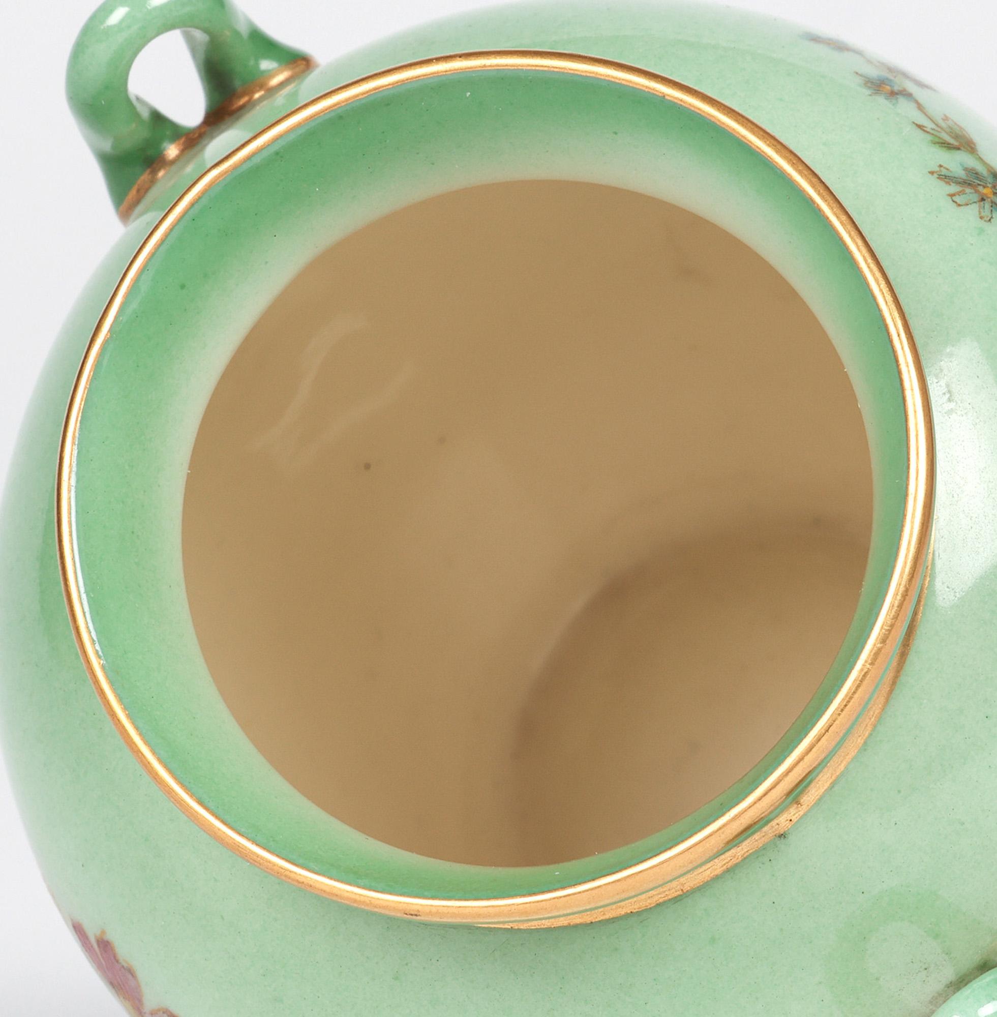 Vaso a forma di urna in porcellana a due manici di Royal Worcester dipinto con motivi floreali in vendita 1