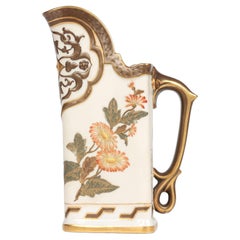 Royal Worcester para USA Market Aesthetic Movement Jarra triangular floral