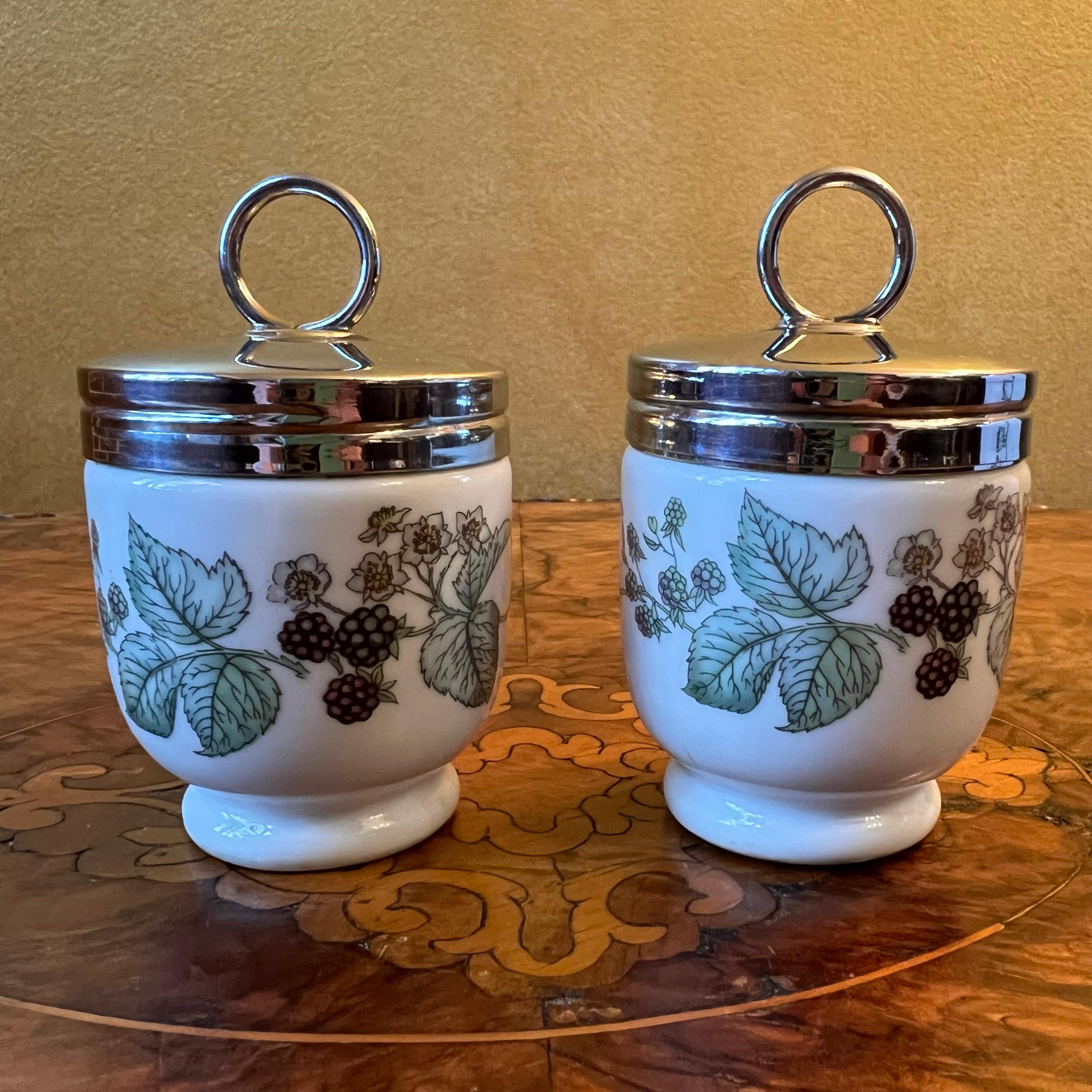 Fruit print berries, other side peach, metal lid that screws on, slight ware to metal, stamped Royal Worcester

Material: Porcelain 

Country Of Origin: England 

Measurements: 9cm high, 5cm diameter 