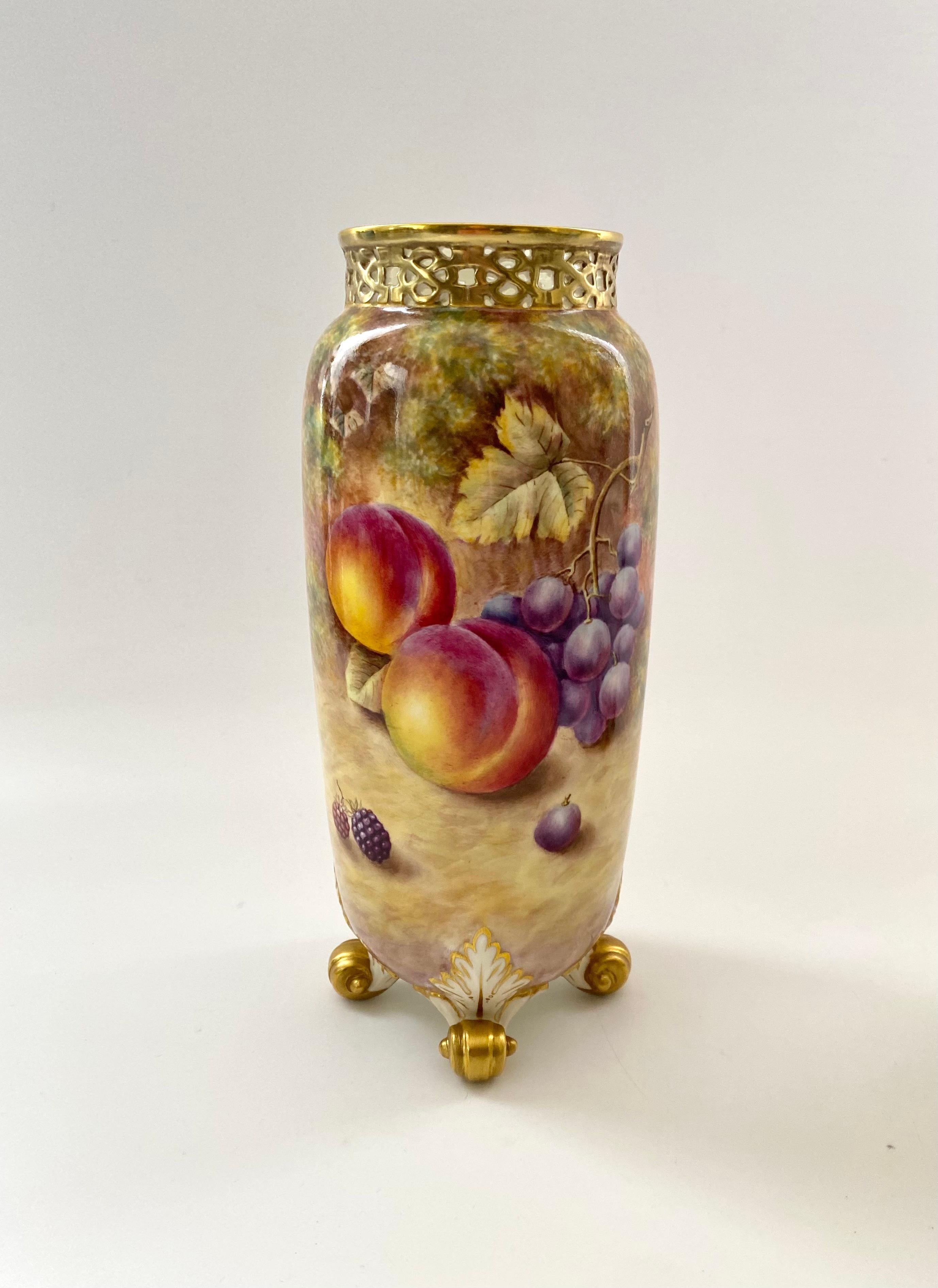 Victorian Royal Worcester Fruit vases, signed David J. Scyner. For Sale