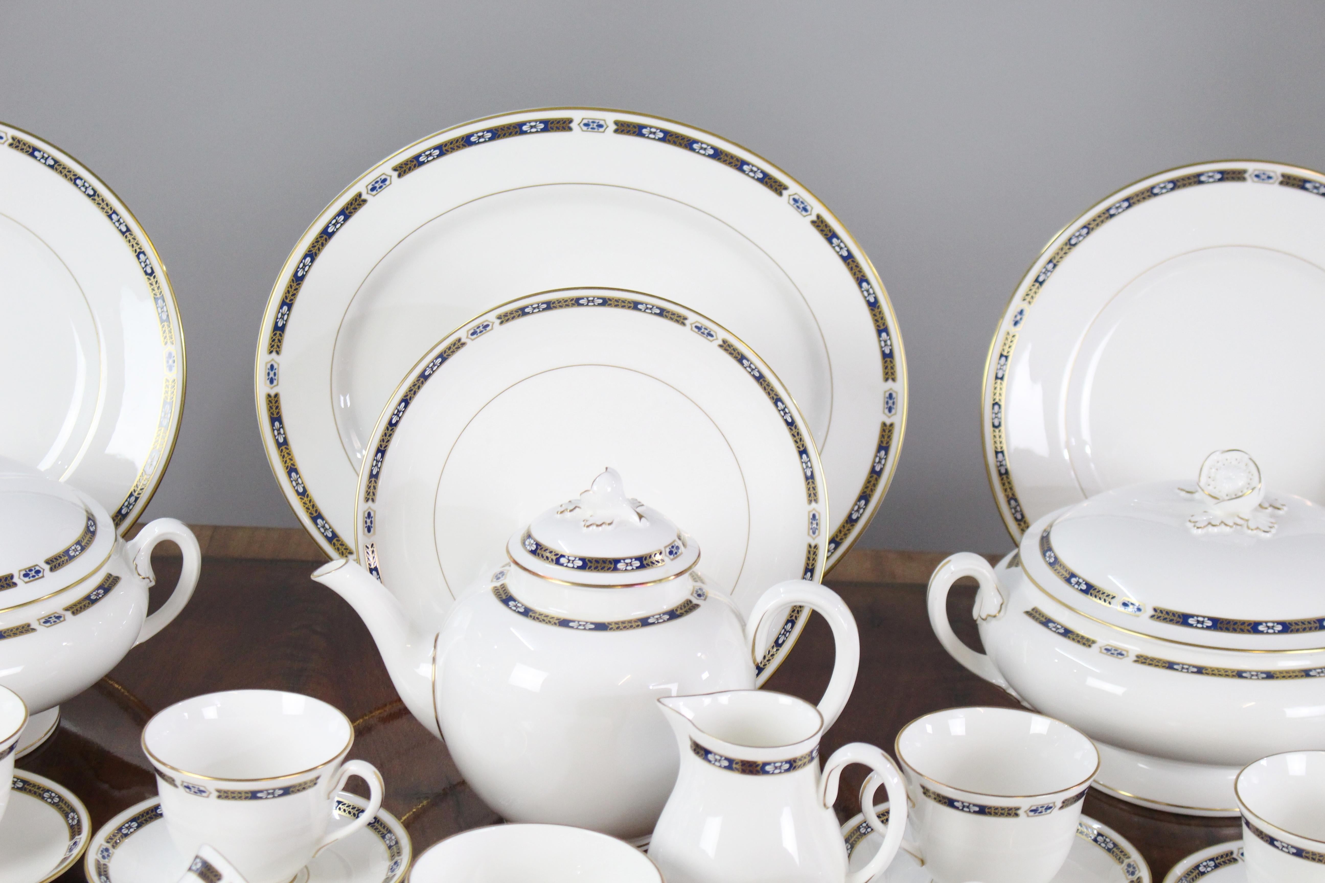 19th Century Royal Worcester Grosvenor 8 Place Dinner Service For Sale