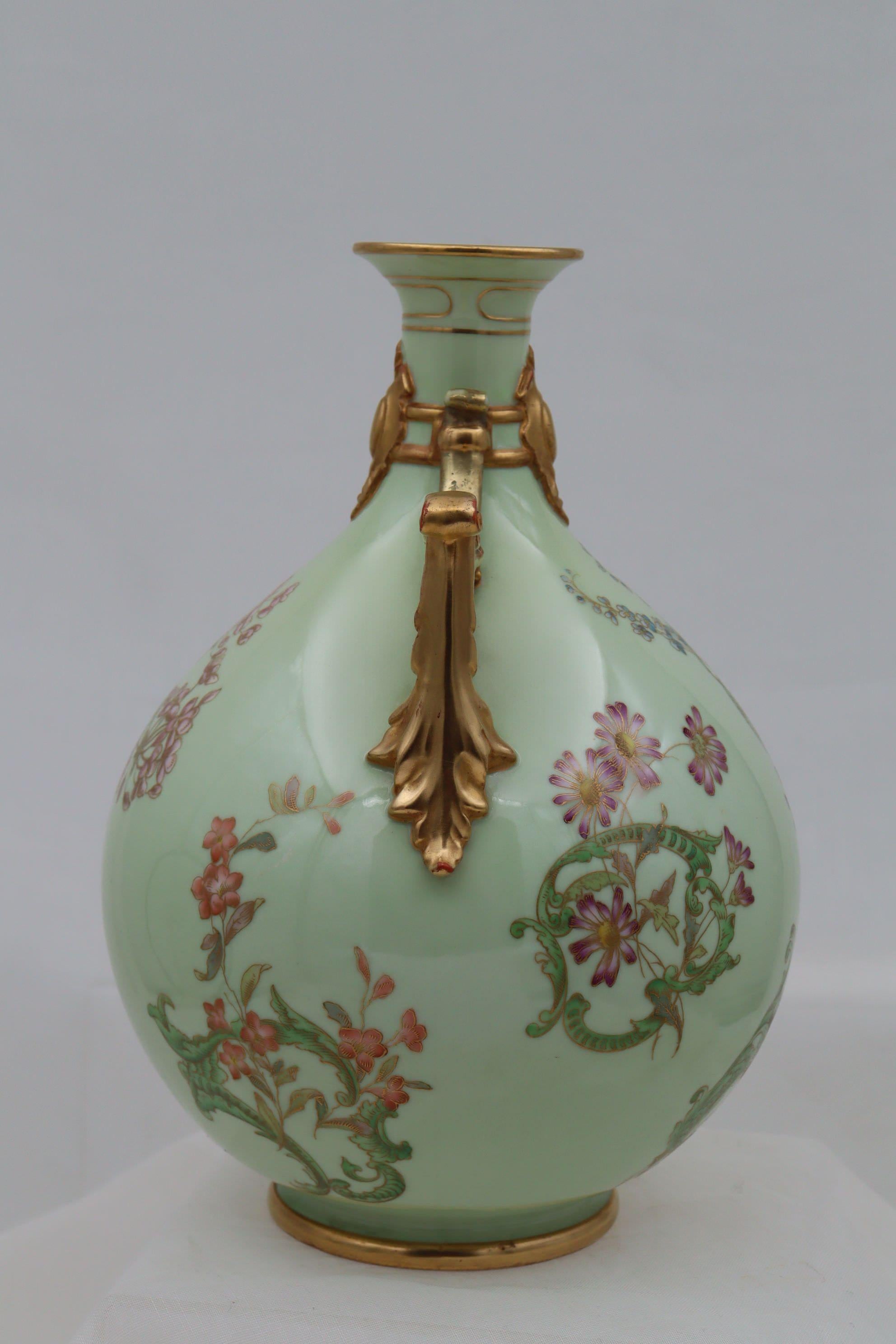 Royal Worcester, handbemalte und vergoldete Vase mit zwei Henkeln (Handbemalt) im Angebot