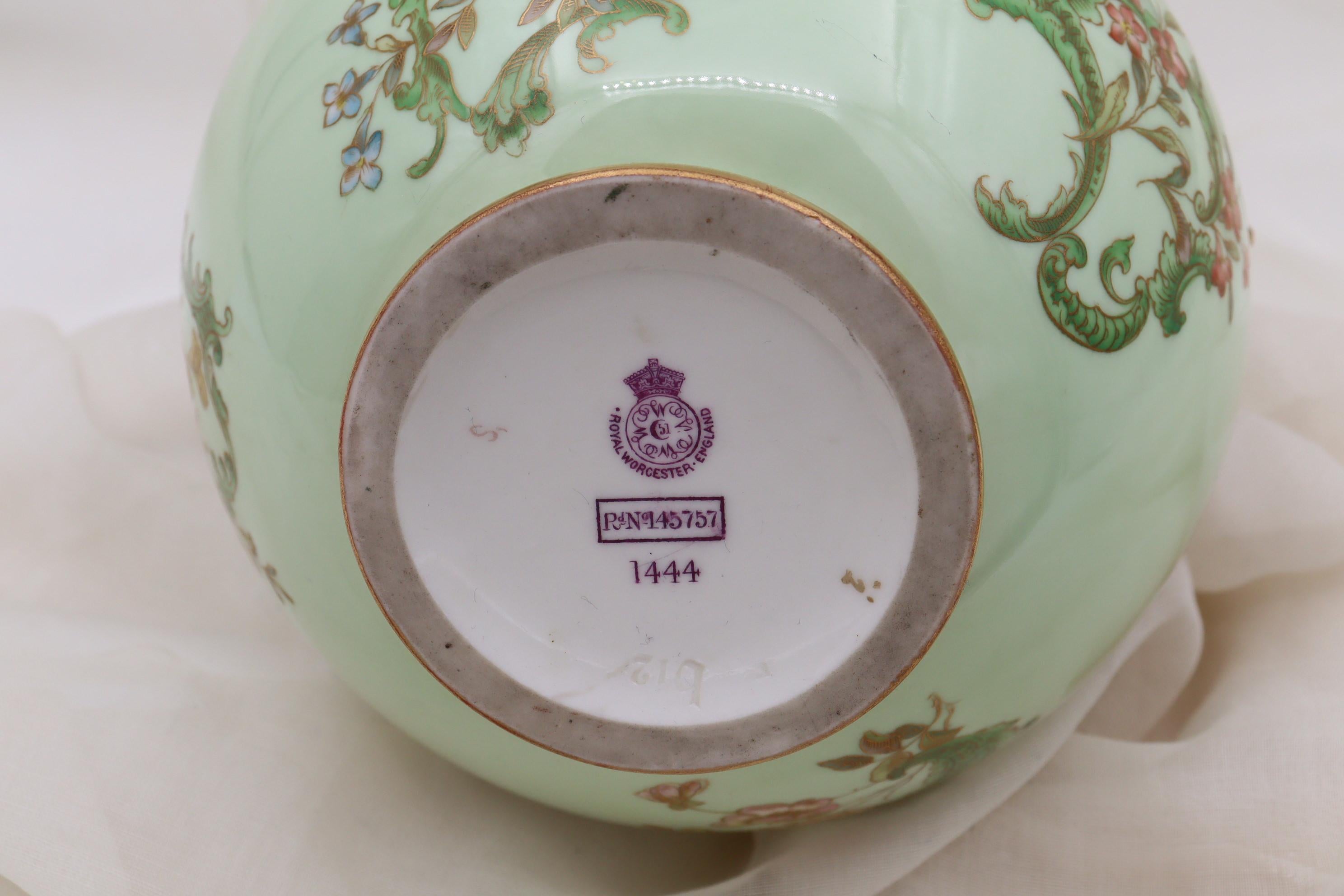 Royal Worcester, handbemalte und vergoldete Vase mit zwei Henkeln im Zustand „Gut“ im Angebot in East Geelong, VIC
