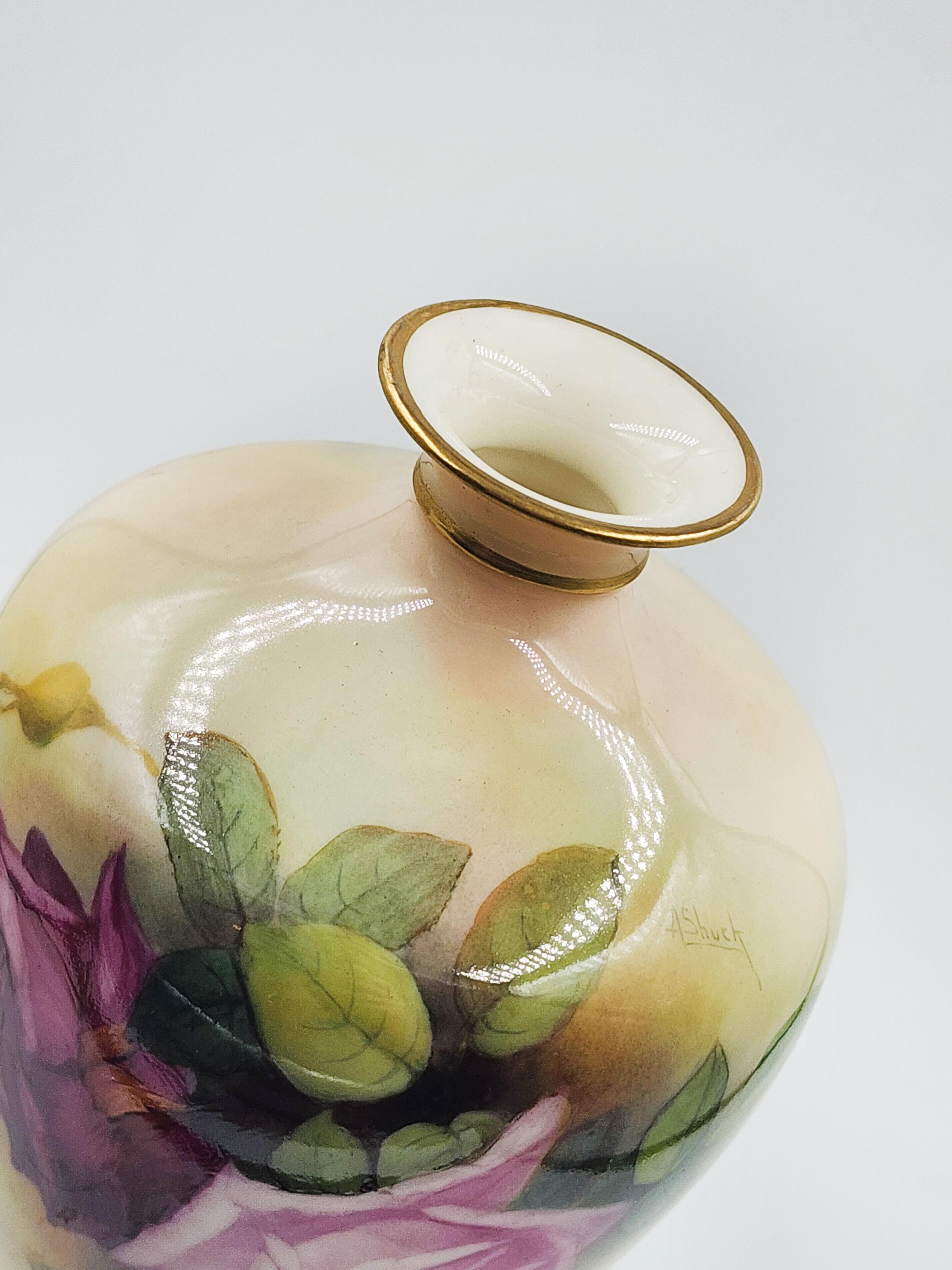 Vaso in porcellana Royal Worcester dipinto a mano
Bellissimo vaso in porcellana inglese Royal Worcester color crema con note arancioni, dettagli dorati sulla bocca e sulla base, con rose dipinte a mano sia sul fronte che sul retro. Timbri sul