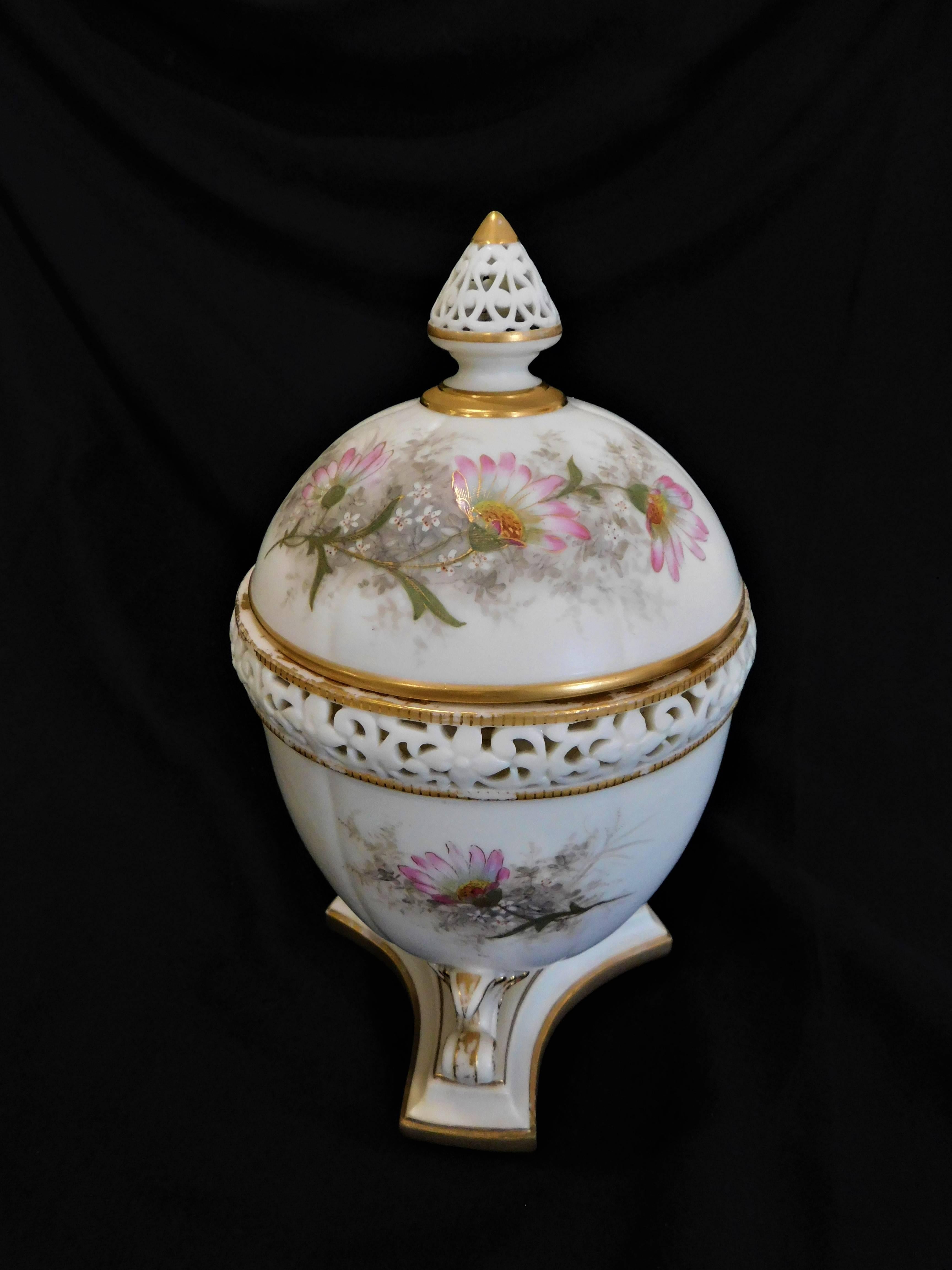 Inglese Barattolo in porcellana con coperchio di Royal Worcester per potpourri, con coperchio e copertura in vendita