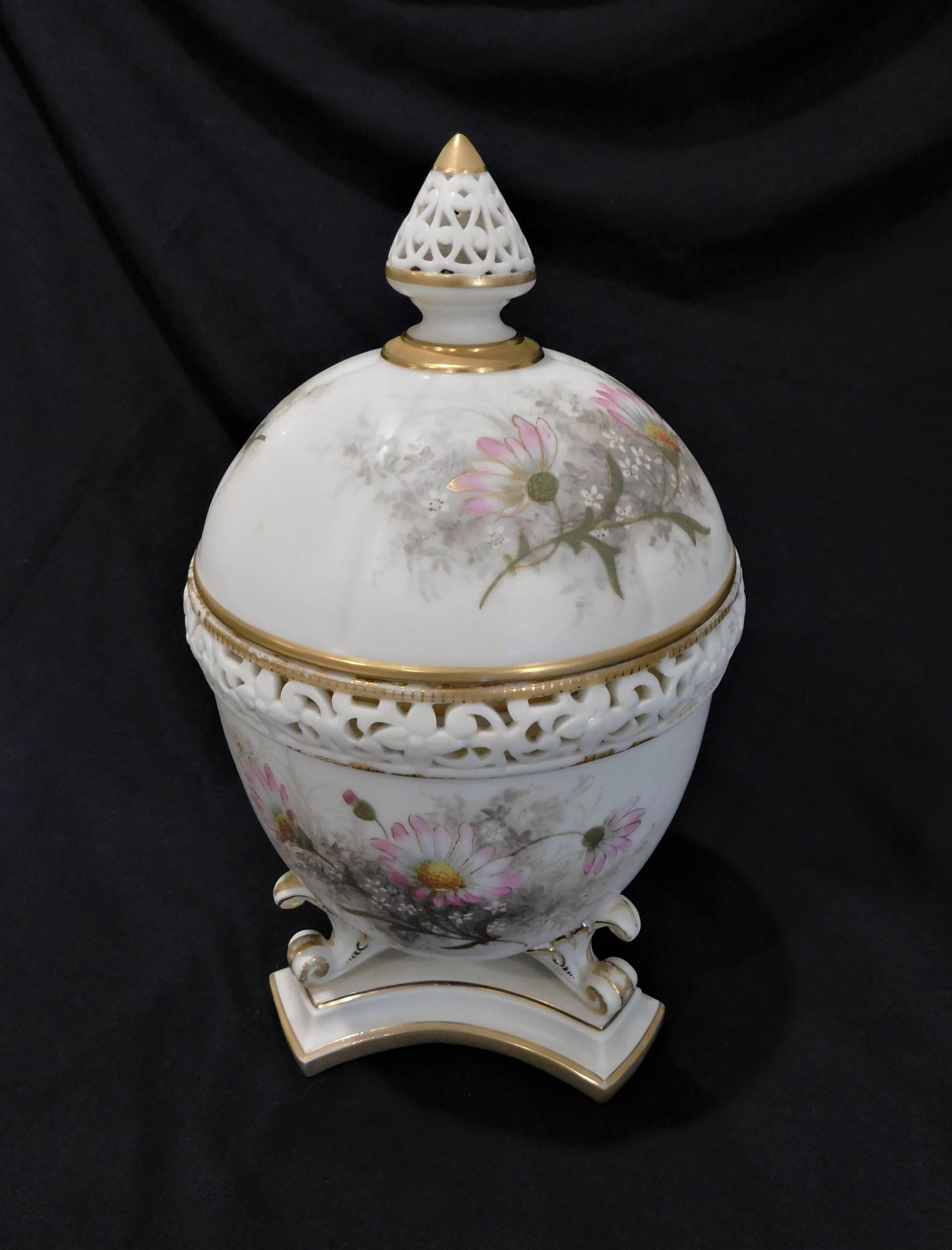 Royal Worcester Lidded Potpourri Porcelain Jar with Lid and Cover In Good Condition For Sale In Hamilton, Ontario