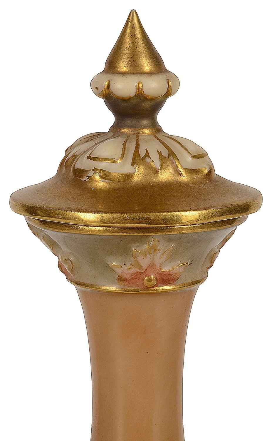 Vase à couvercle en porcelaine de la fin du 19e siècle, de qualité supérieure, signé par Harry Davis et réalisé par Royal Worcester. La scène représente un paysage rural de chaumière. 


Lot 66 60503 BSKZN.