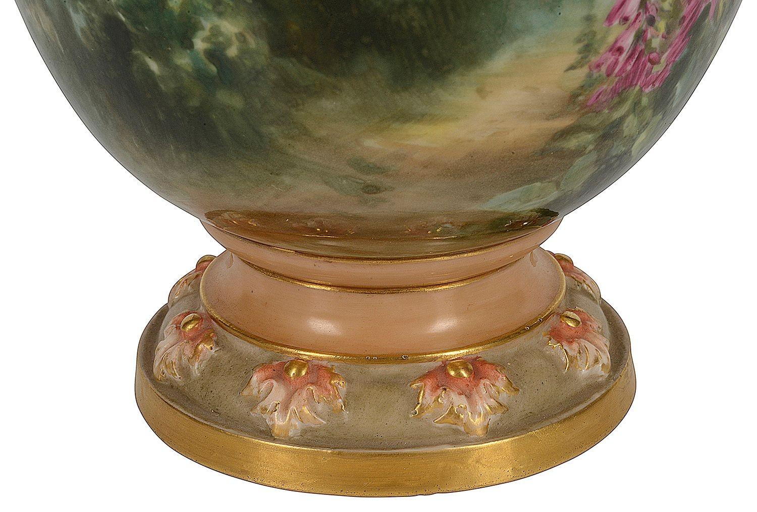 Peint à la main Vase à couvercle Royal Worcester, représentant un cottage en bois de cervidé, signé Harry Davis en vente