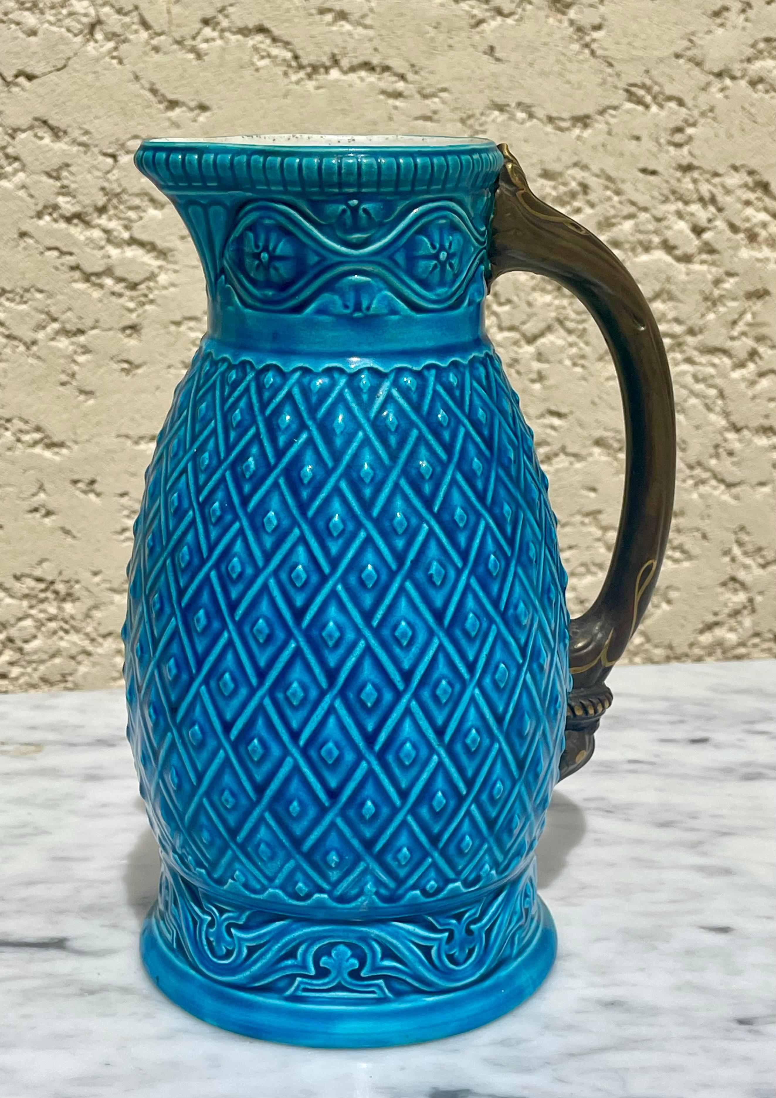 Rare pichet ou cruche à eau en majolique de Royal Worcester. Il est en très bon état et de couleur bleu turquoise. Il porte le poinçon de la célèbre manufacture Royal Worcester. Royal Worcester est réputé pour ses céramiques de qualité supérieure