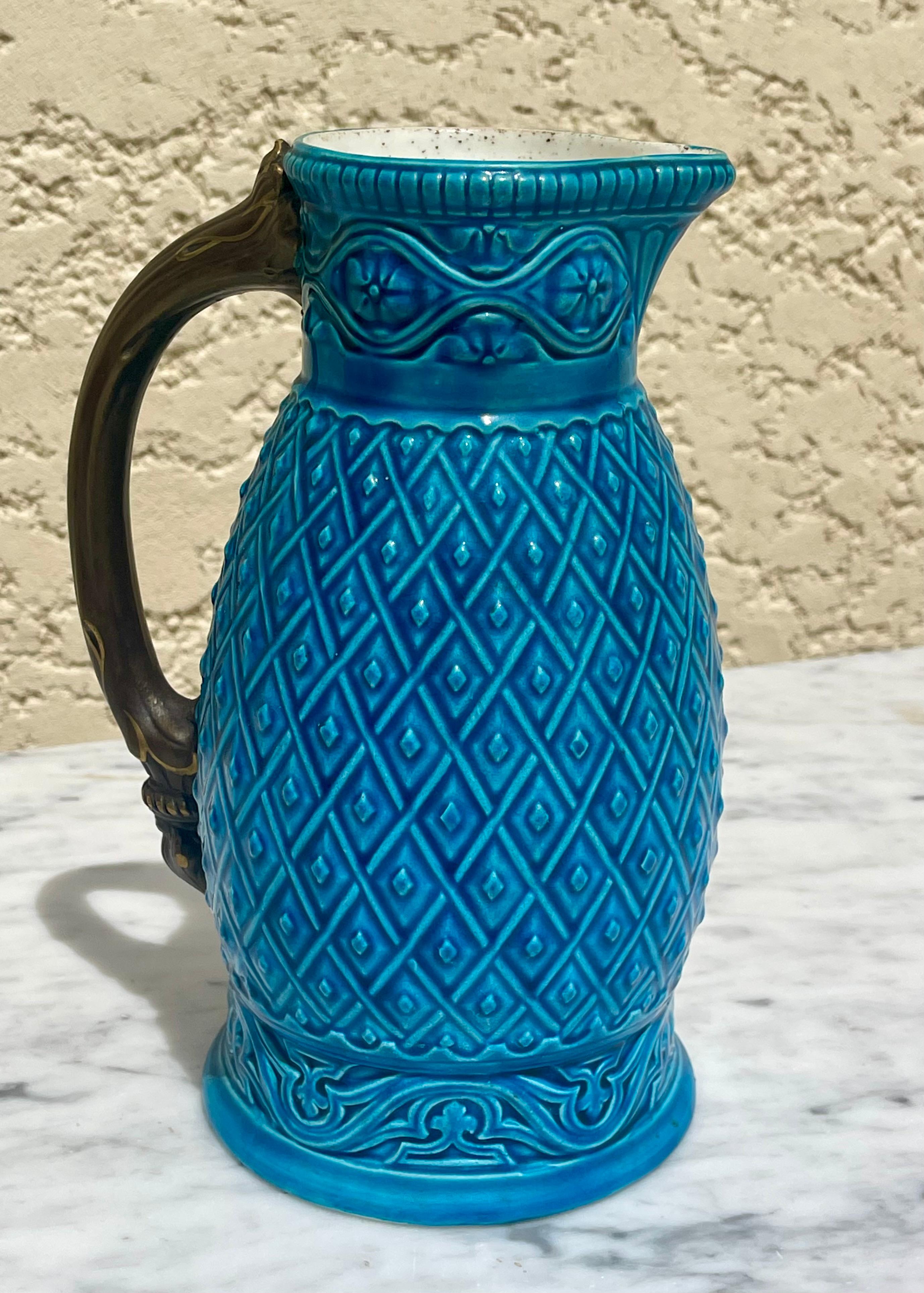 Sculpté à la main Pichet / cruche en majolique de Royal Worcester en vente