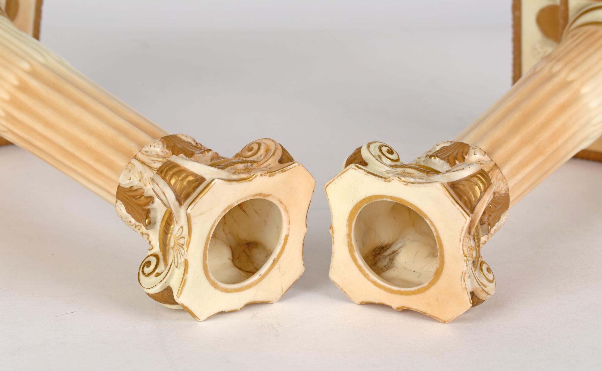 Royal Worcester Paar bläulich- elfenbeinfarbene Porzellan-Säulen-Kerzenständer (Handbemalt) im Angebot