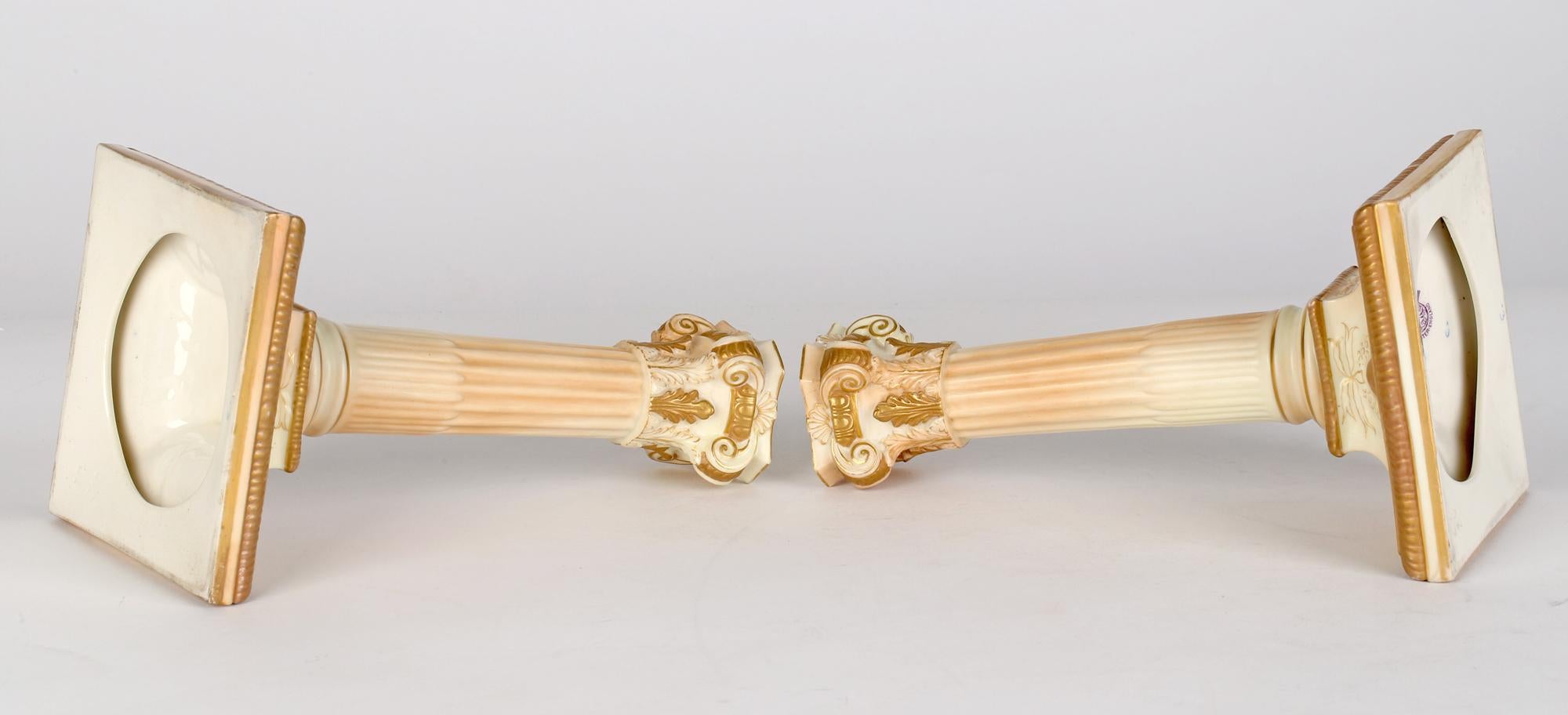 Paire de chandeliers à colonne en porcelaine ivoire poudré Royal Worcester en vente 1