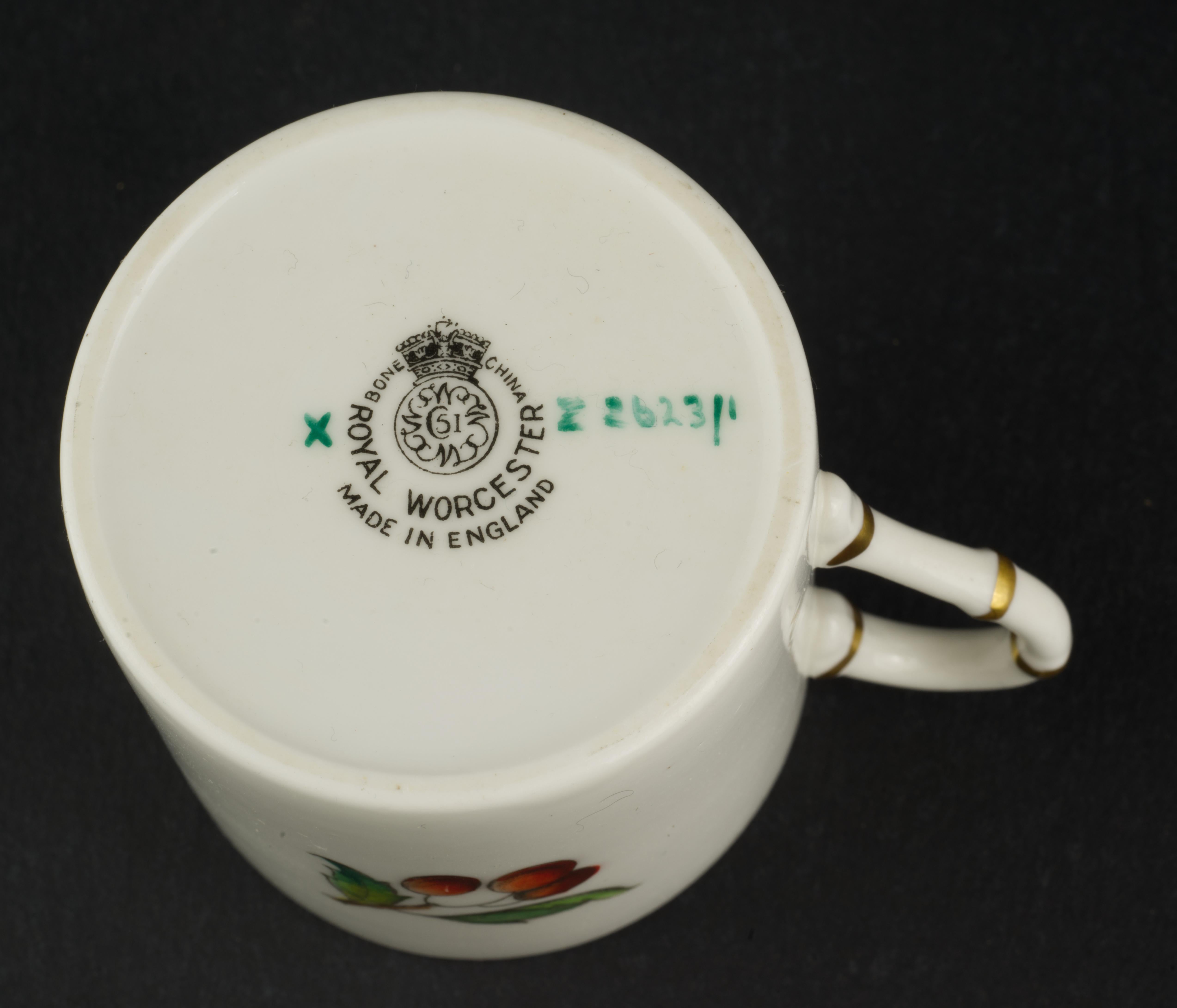 Paire de tasses et soucoupes Demitasse de Royal Worcester, Angleterre, 1944-1955 en vente 2