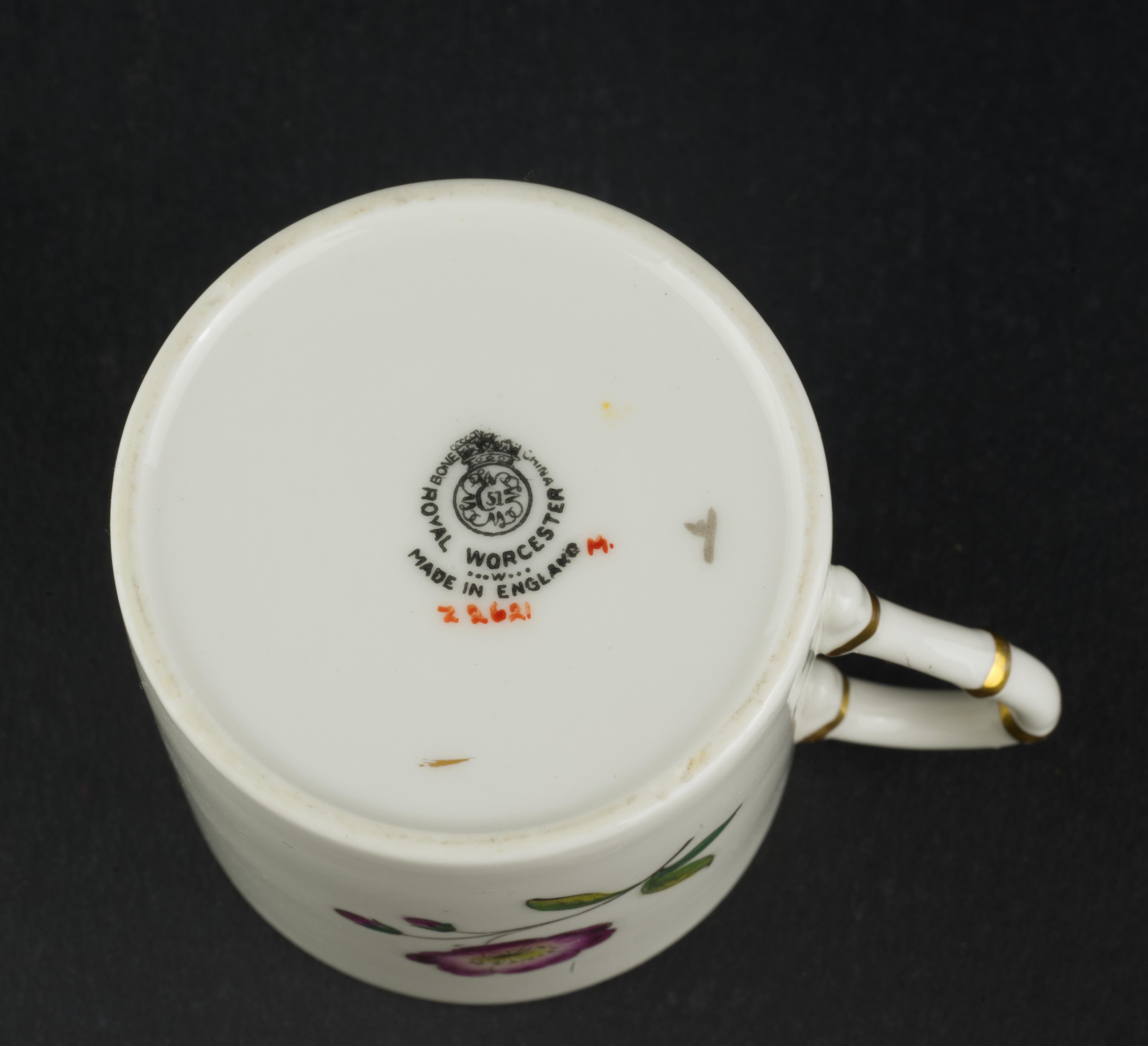 Paire de tasses et soucoupes Demitasse de Royal Worcester, Angleterre, 1944-1955 en vente 3