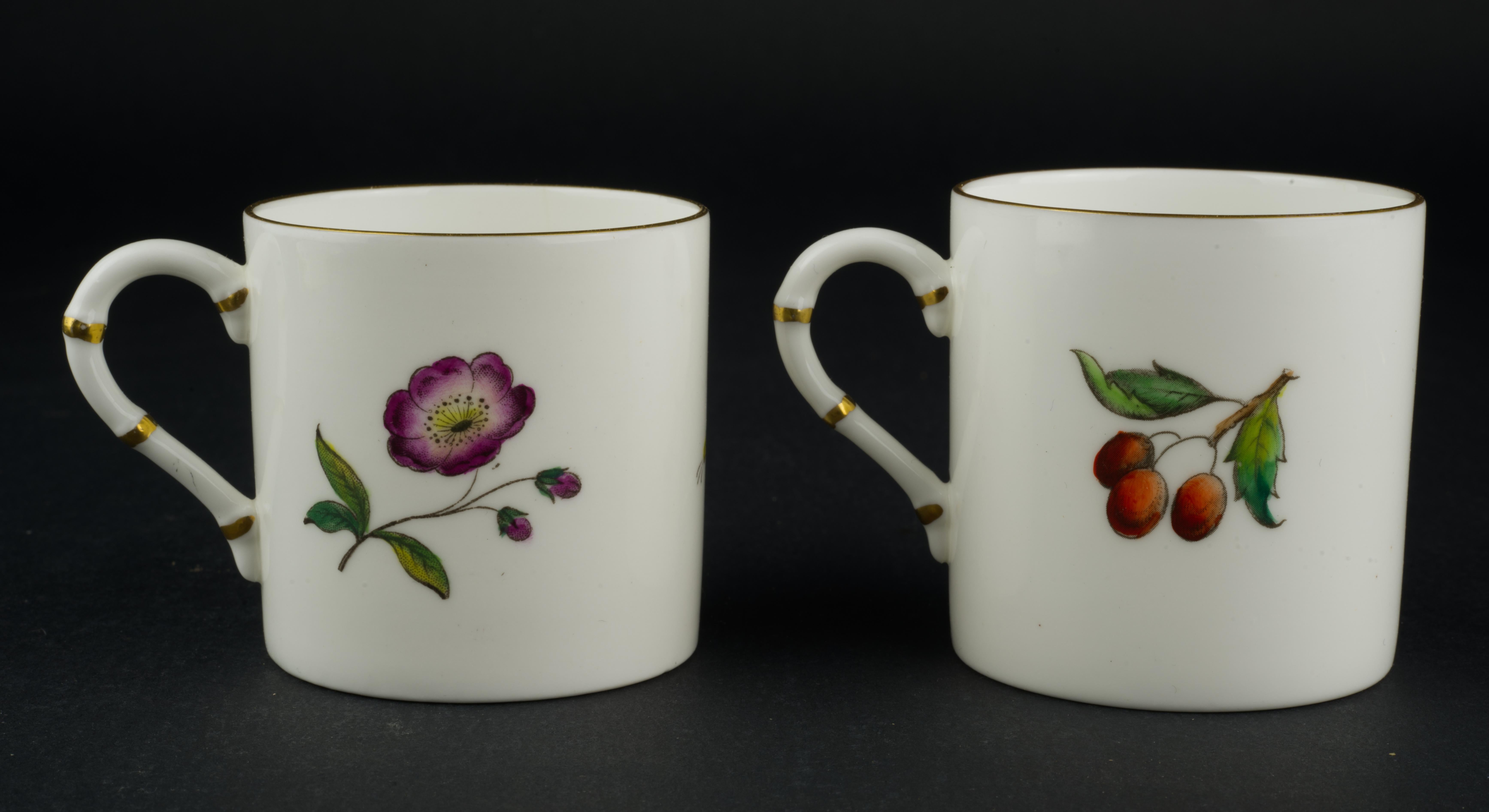 Paire de tasses et soucoupes Demitasse de Royal Worcester, Angleterre, 1944-1955 en vente 4