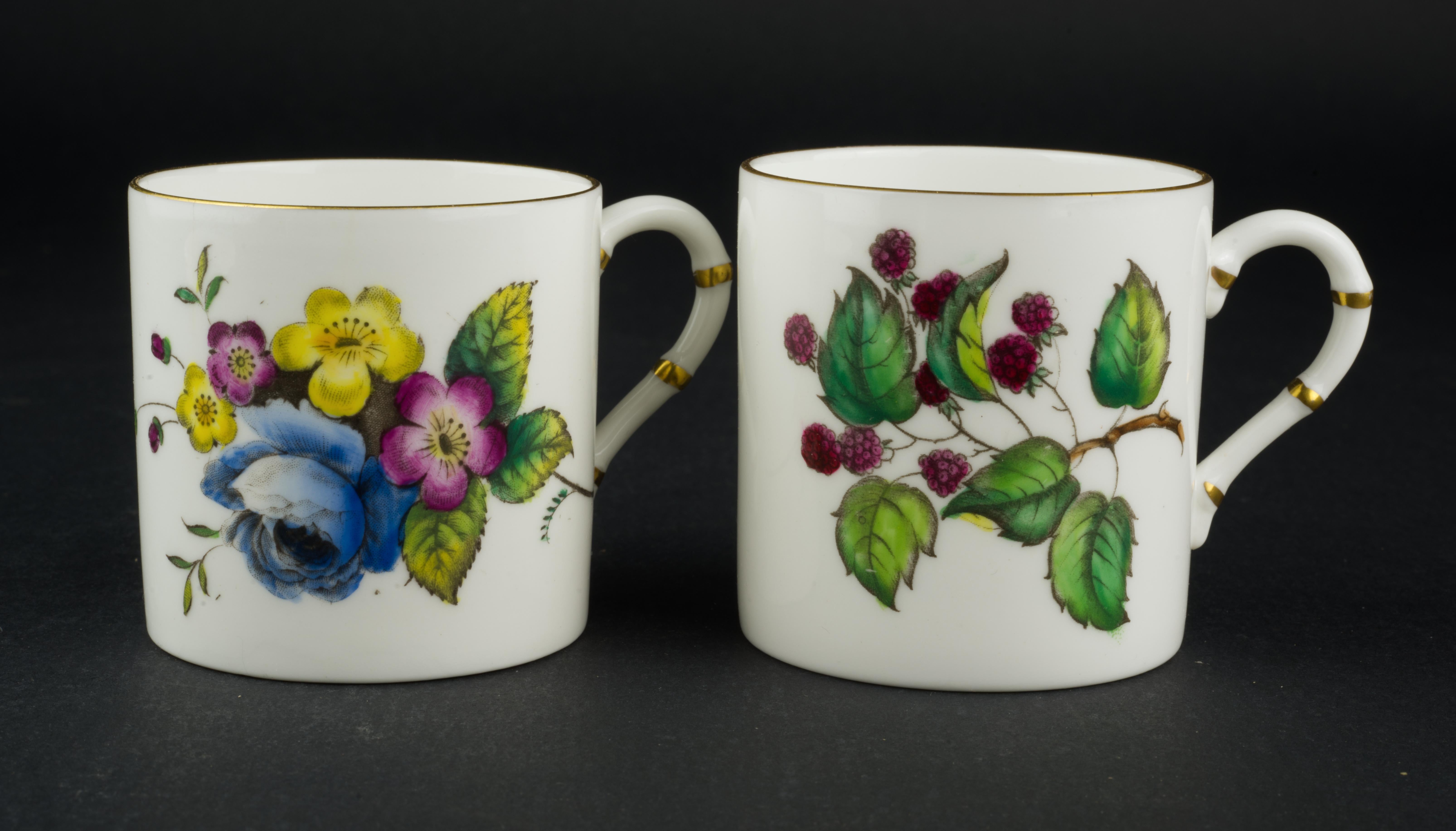 Paire de tasses et soucoupes Demitasse de Royal Worcester, Angleterre, 1944-1955 en vente 5