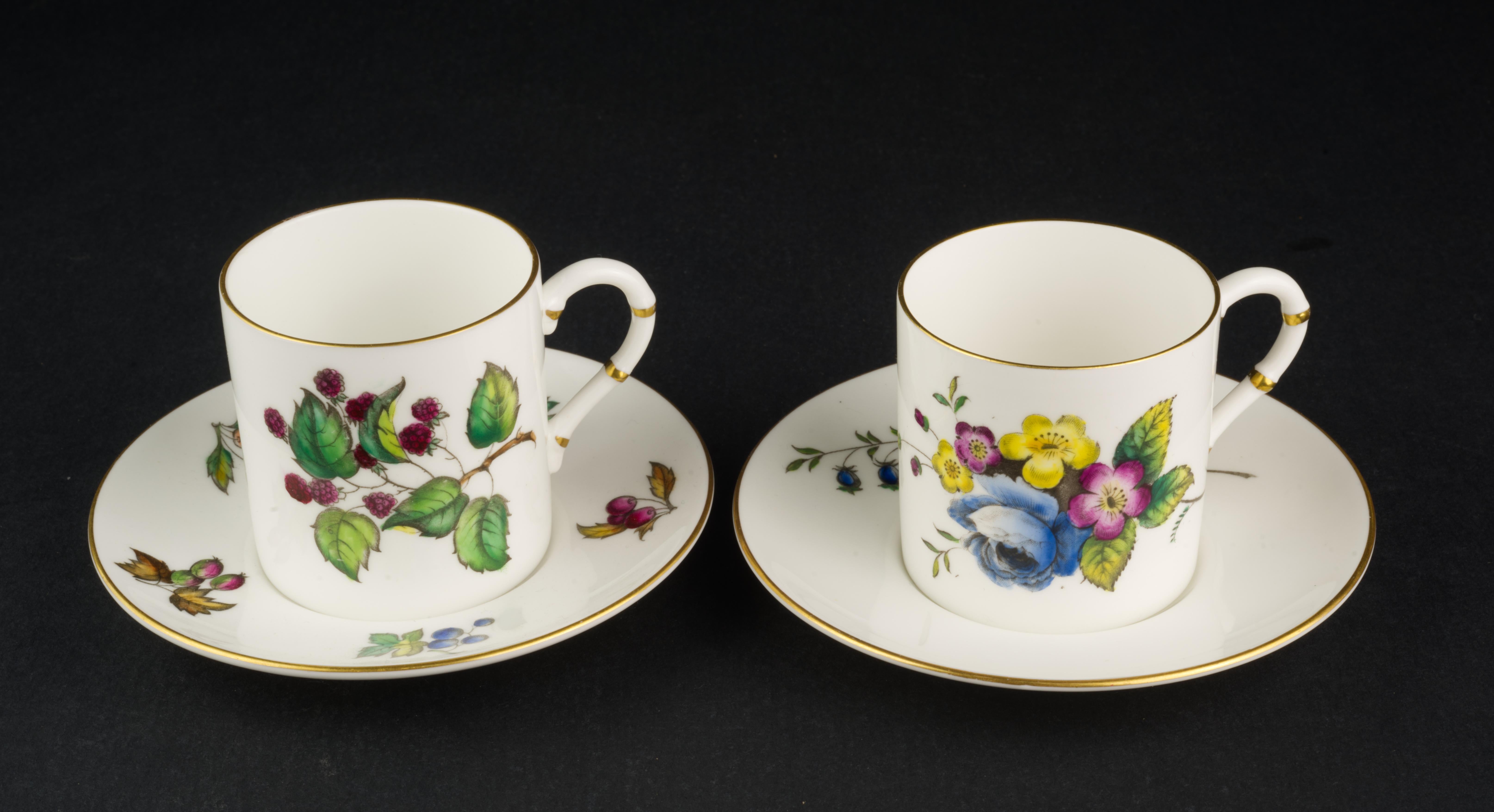air of flat demitasse cup and saucer sets was made of fine bone china by Royal Worcester. 

Un ensemble tasse et soucoupe est décoré du motif Z2621 ; le motif peut être décrit comme un floral multimotif avec une bordure dorée. La tasse porte la