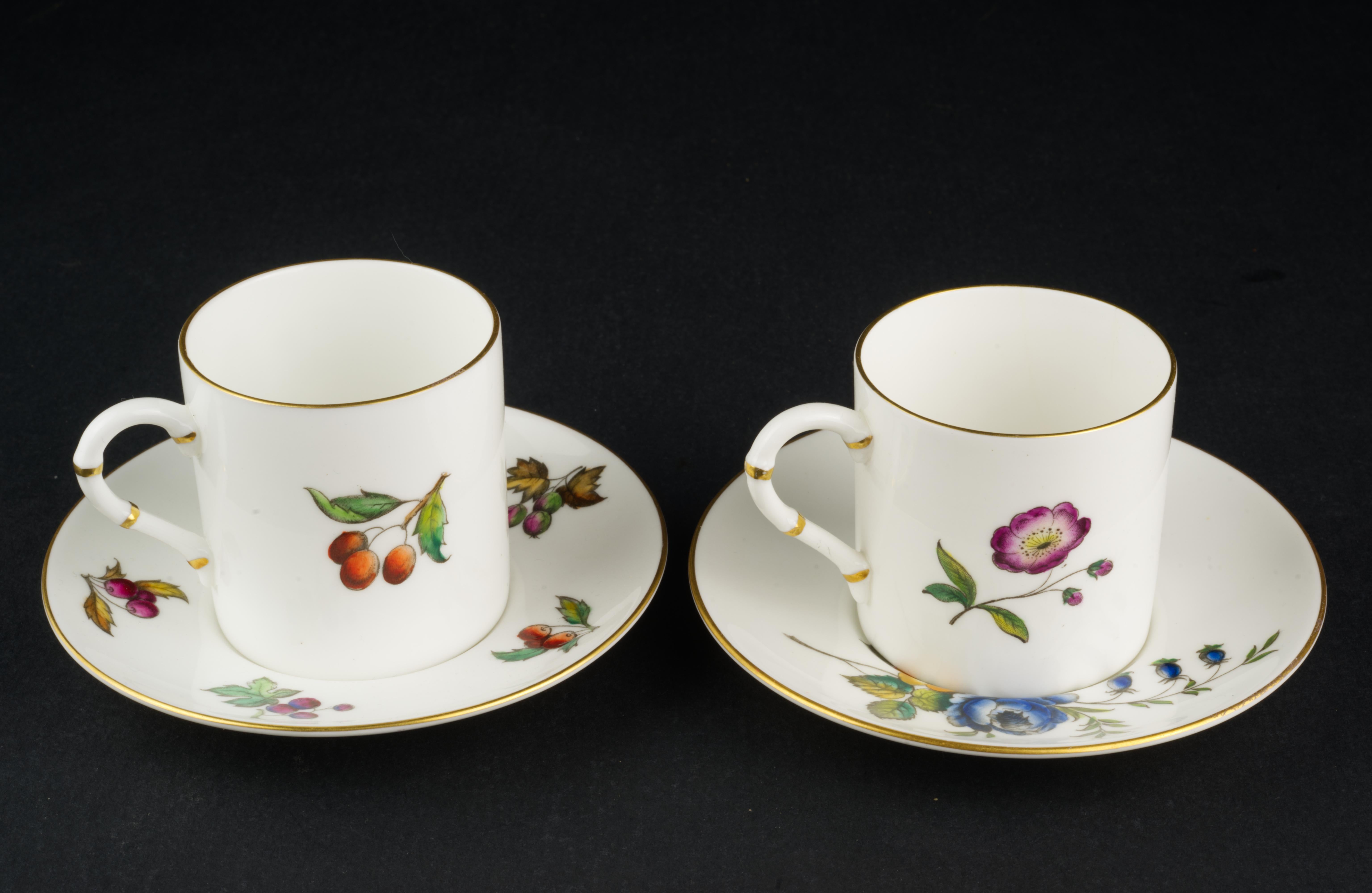 Anglais Paire de tasses et soucoupes Demitasse de Royal Worcester, Angleterre, 1944-1955 en vente