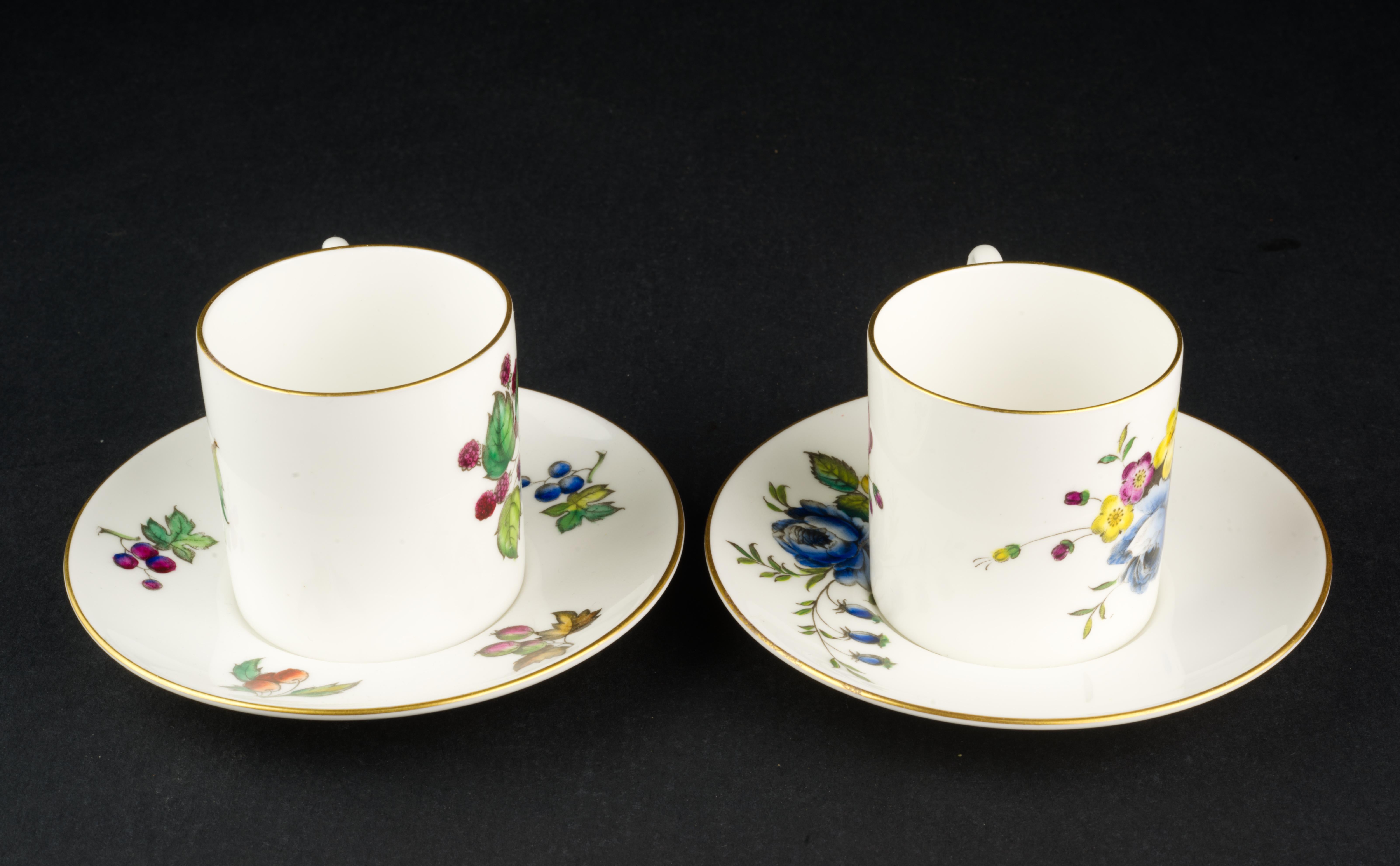 Vernissé Paire de tasses et soucoupes Demitasse de Royal Worcester, Angleterre, 1944-1955 en vente