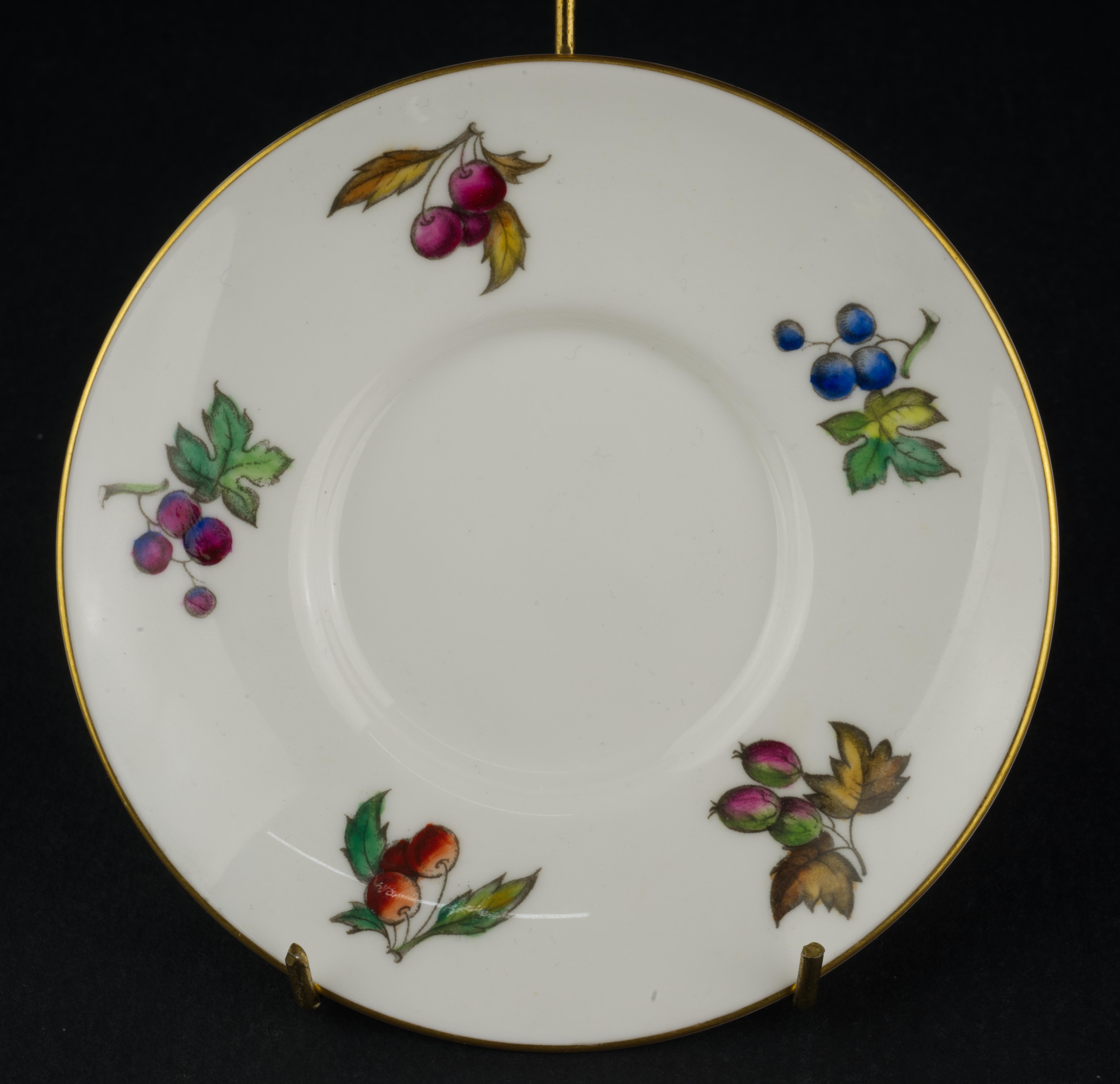 Paire de tasses et soucoupes Demitasse de Royal Worcester, Angleterre, 1944-1955 Bon état - En vente à Clifton Springs, NY