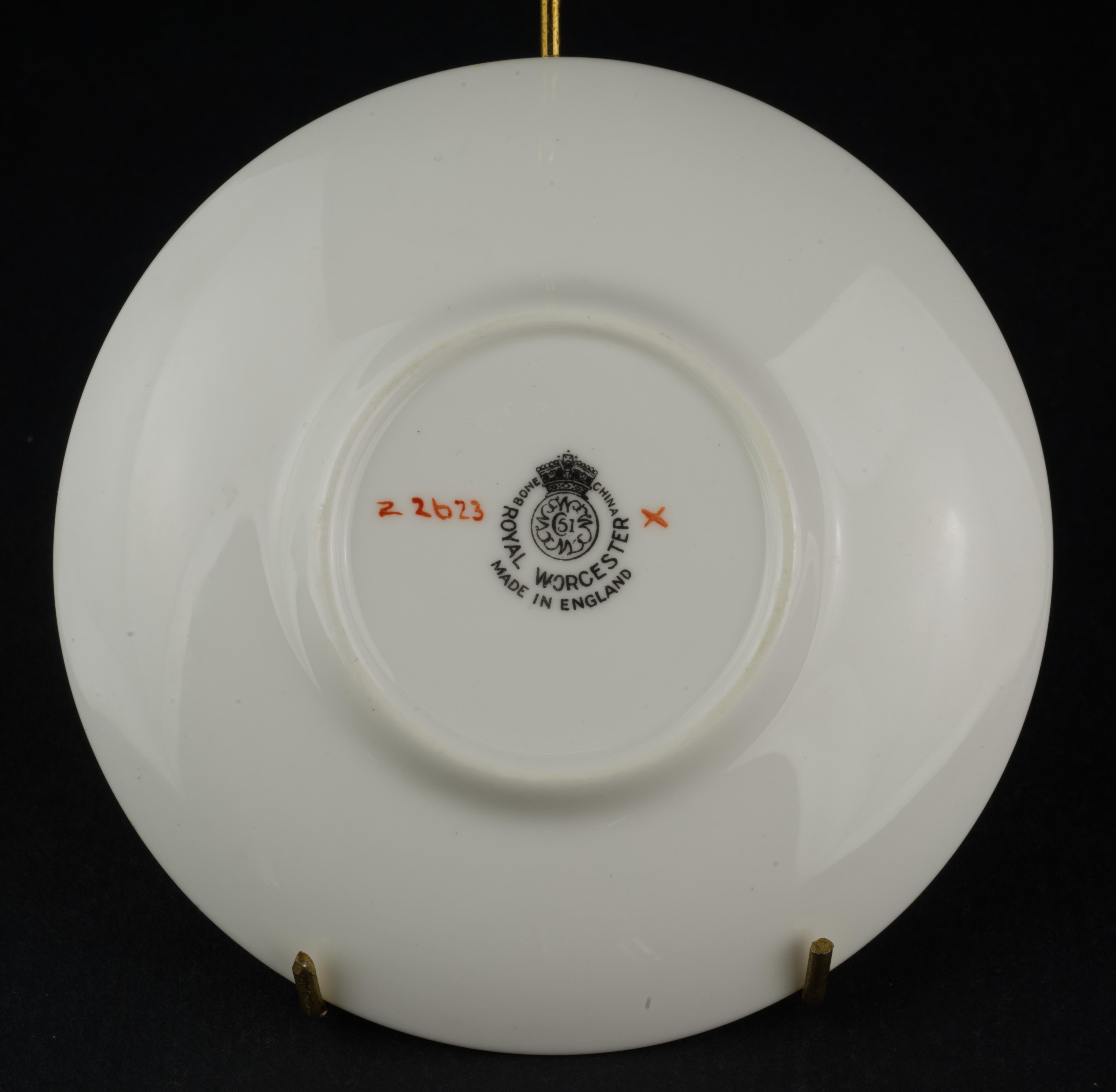 20ième siècle Paire de tasses et soucoupes Demitasse de Royal Worcester, Angleterre, 1944-1955 en vente