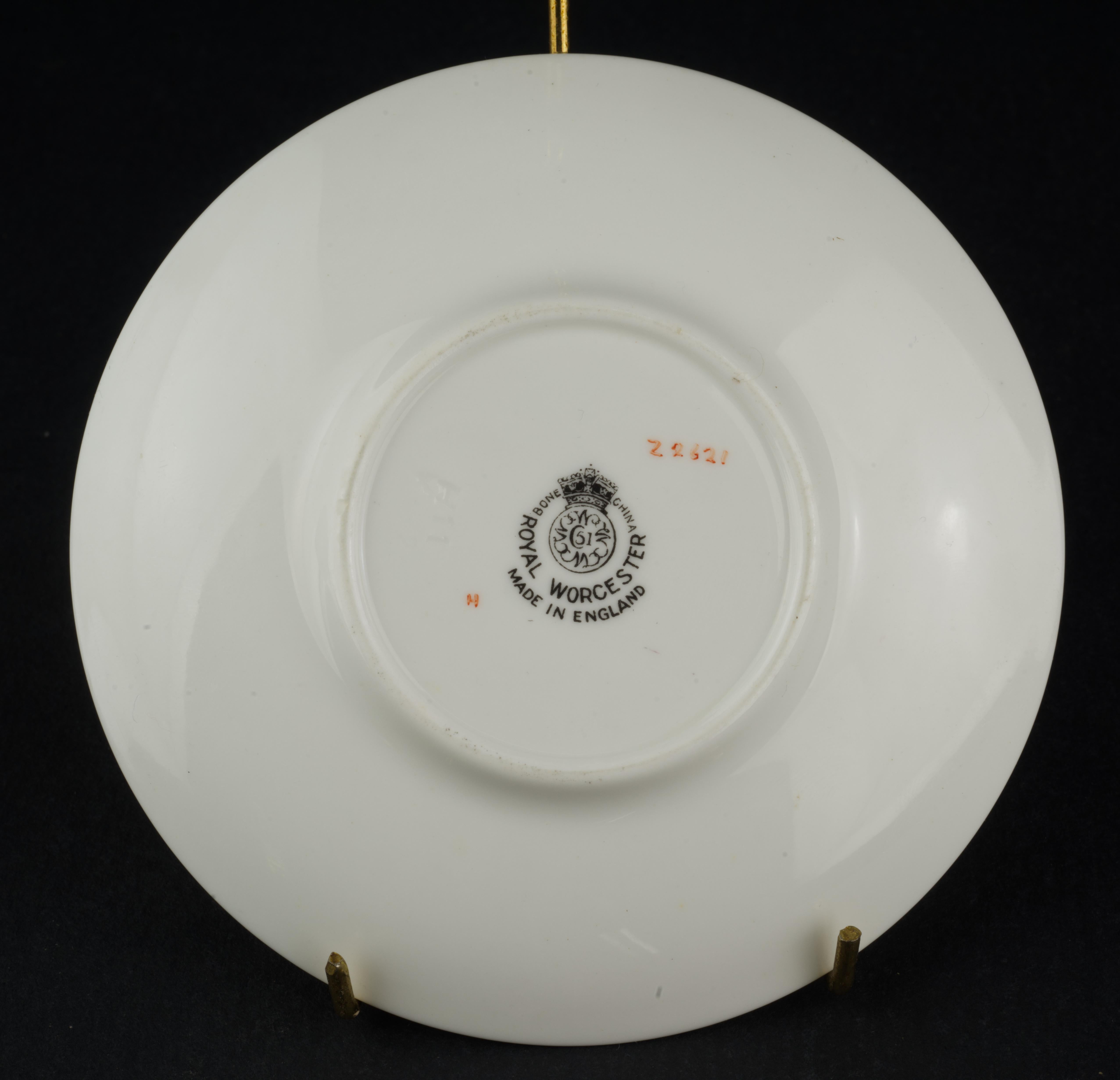 Paire de tasses et soucoupes Demitasse de Royal Worcester, Angleterre, 1944-1955 en vente 1
