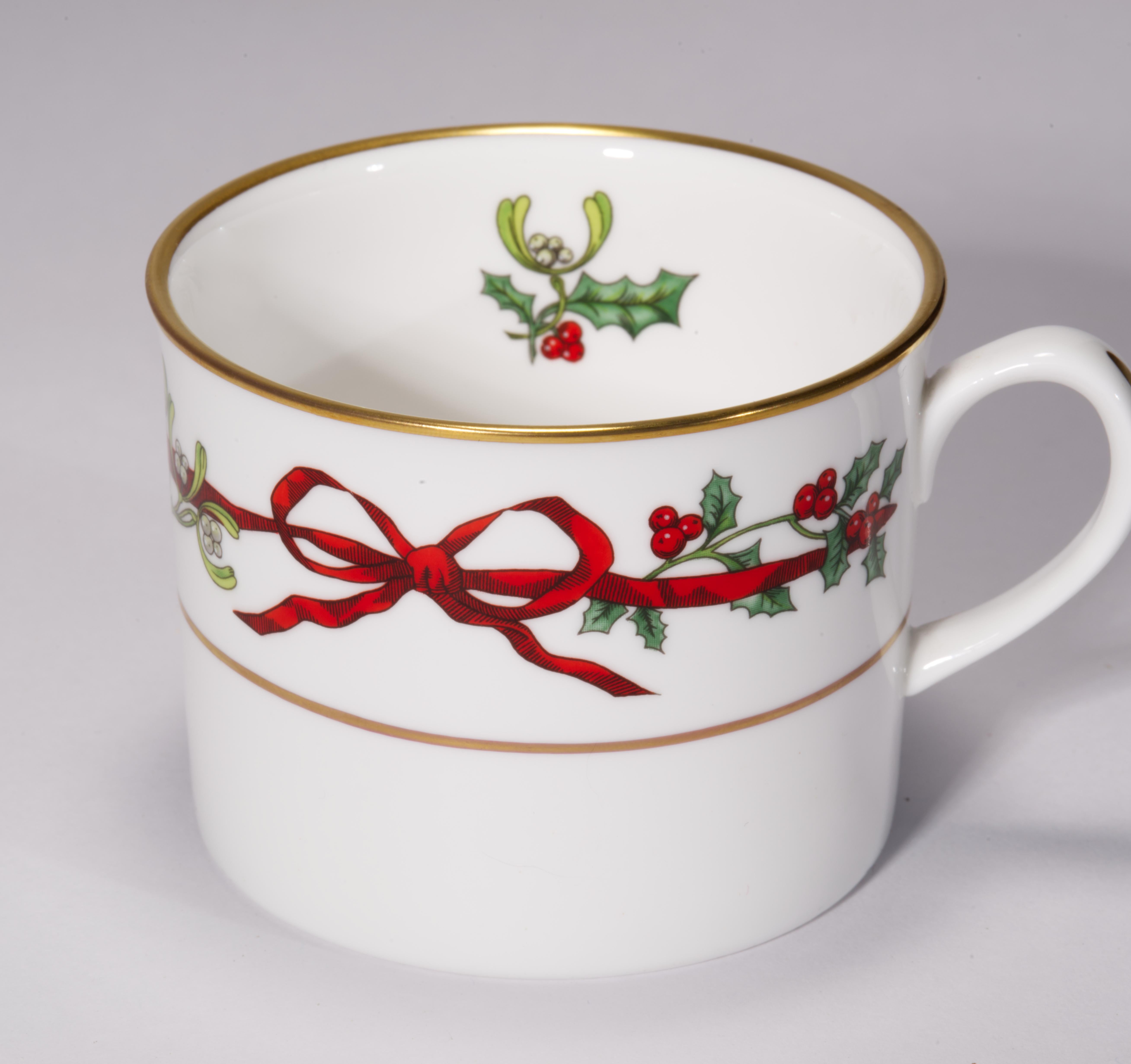 Royal Worcester Pair of Holly Ribbons Cup & Saucer Sets, England 1980s For Sale 1