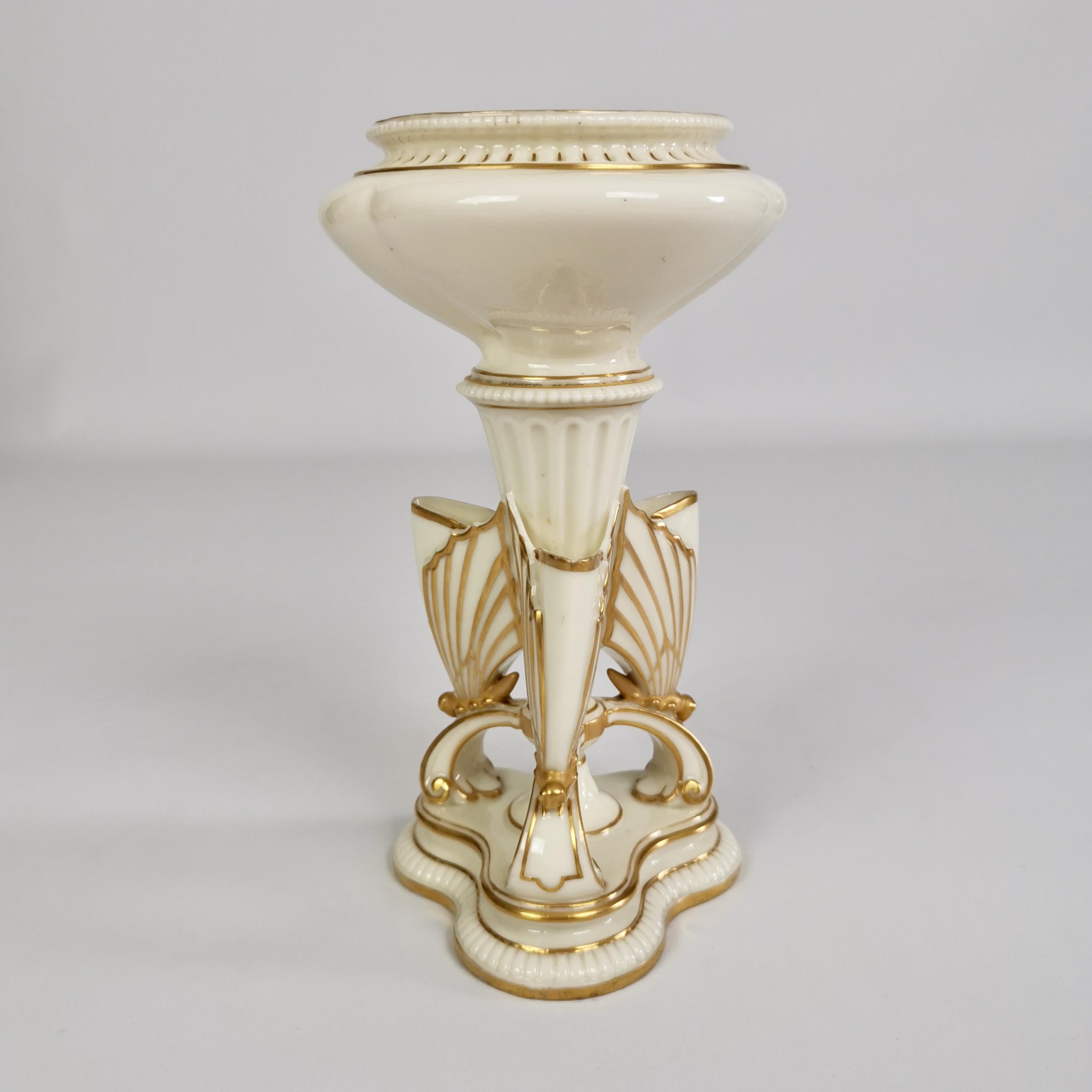 Royal Worcester Schmetterlingsvase aus Porzellan, weiß mit vergoldet, viktorianisch 1868 (Viktorianisch) im Angebot