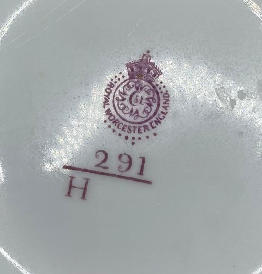 Pot pourri Royal Worcester en porcelaine. Richard Sebright, né en 1913. en vente 1
