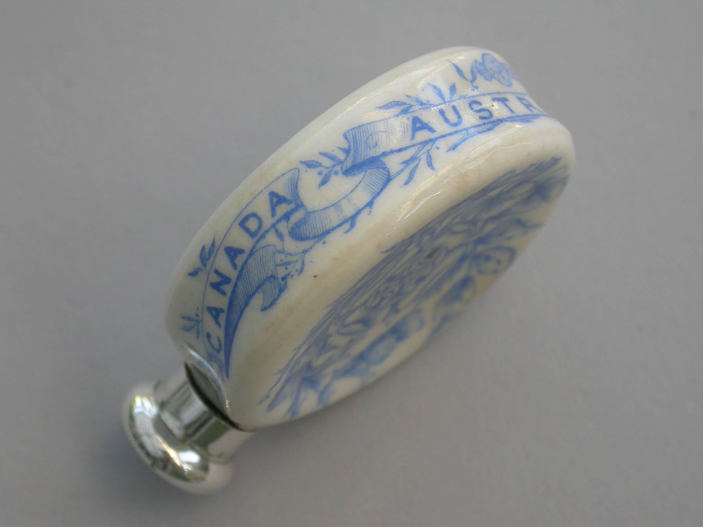 Royal Worcester Porcelain & Silver Queen Victoria's Golden Jubilee Scent Bottle (Spätes 19. Jahrhundert) im Angebot